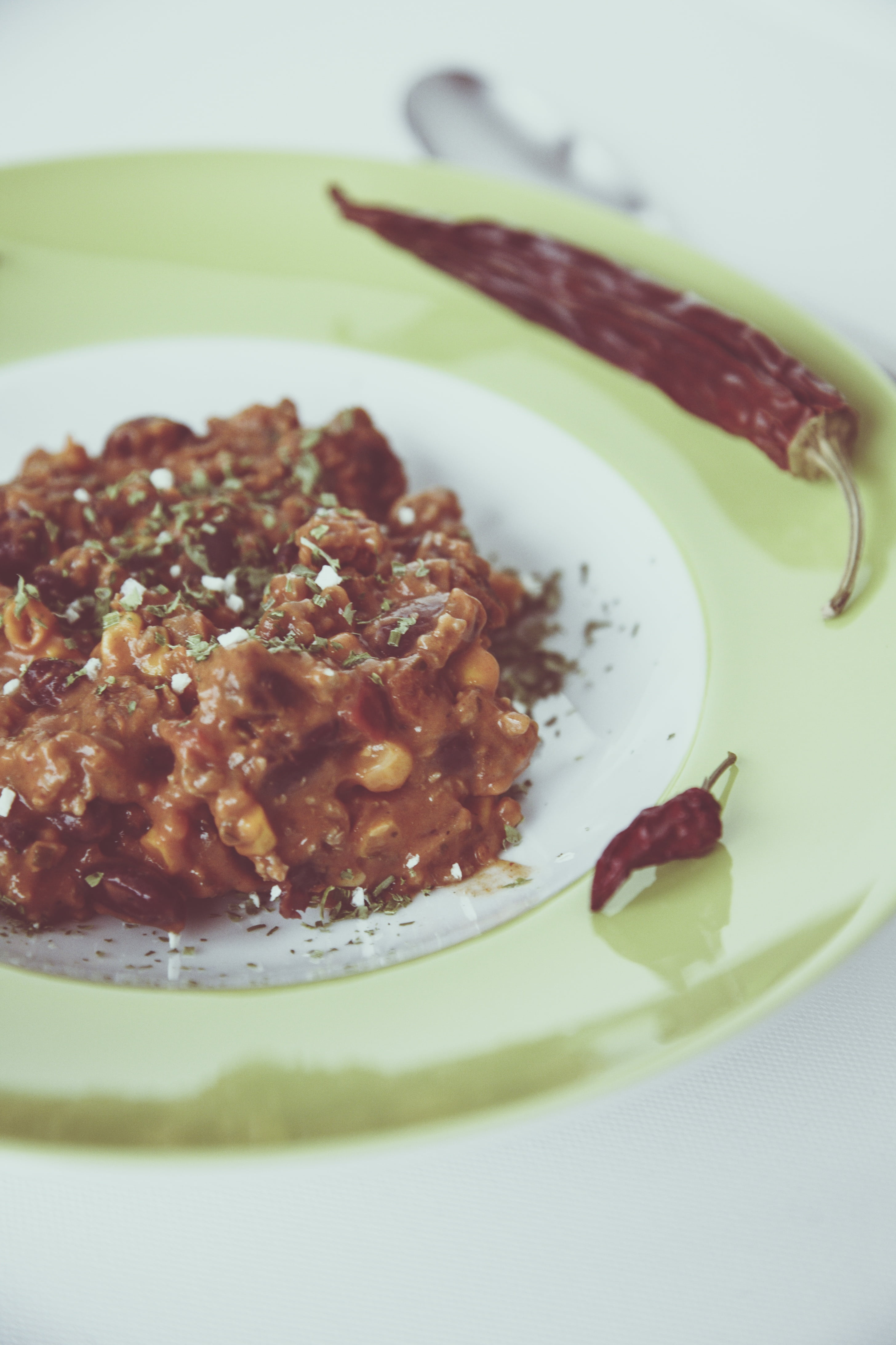 con carne, ready-to-eat, indoors, eat, table, food, chilli, wellbeing, spoon, chili, food and drink, edible, gourmet, eating utensil, still life, close-up, Phone HD Wallpaper