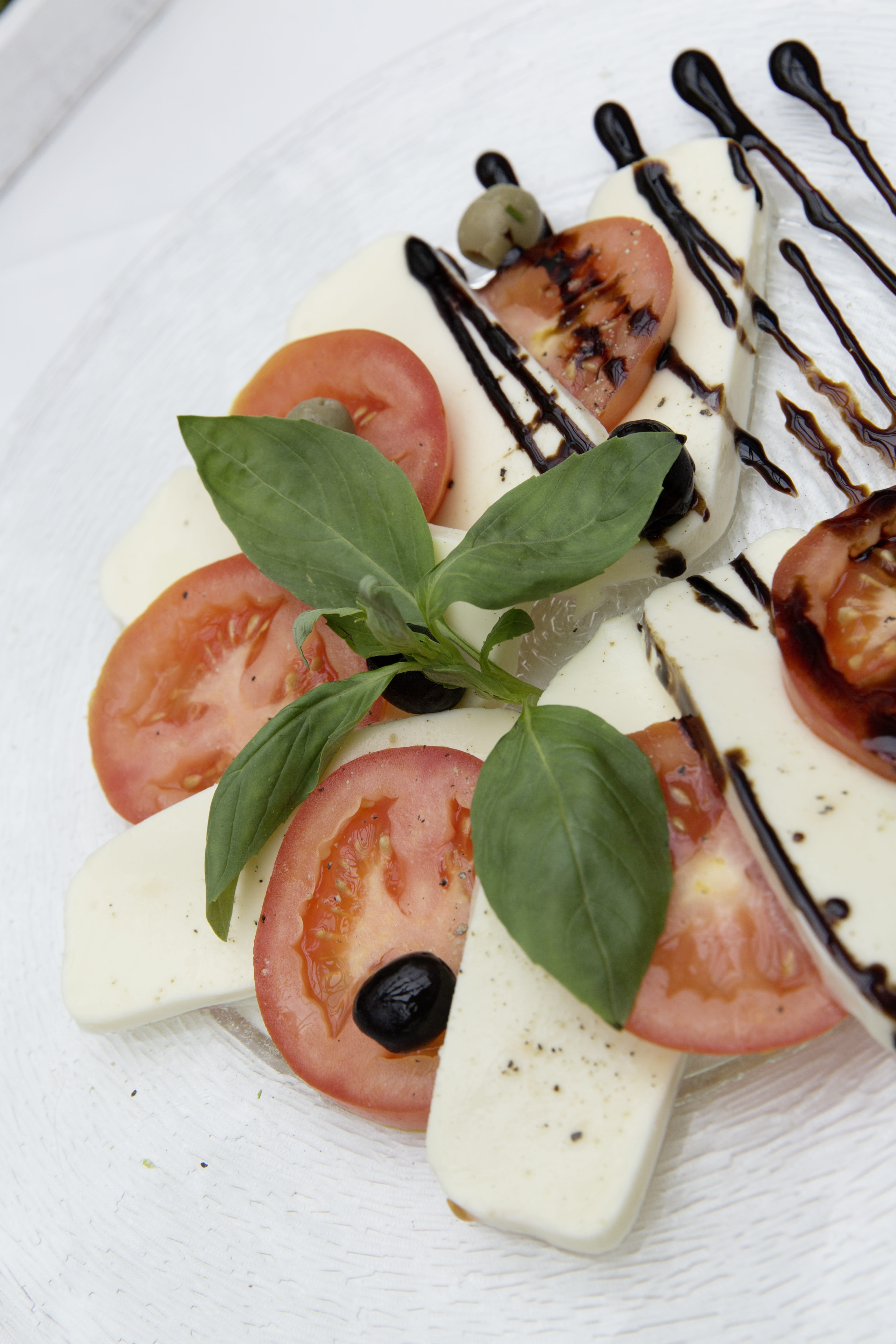benefit from, cut, tomatoes, edible, vegetarian, no people, mozarella, pizza, ready-to-eat, wellbeing, meal, crockery, balsamic vinegar, herb, vegetables, Phone HD Wallpaper