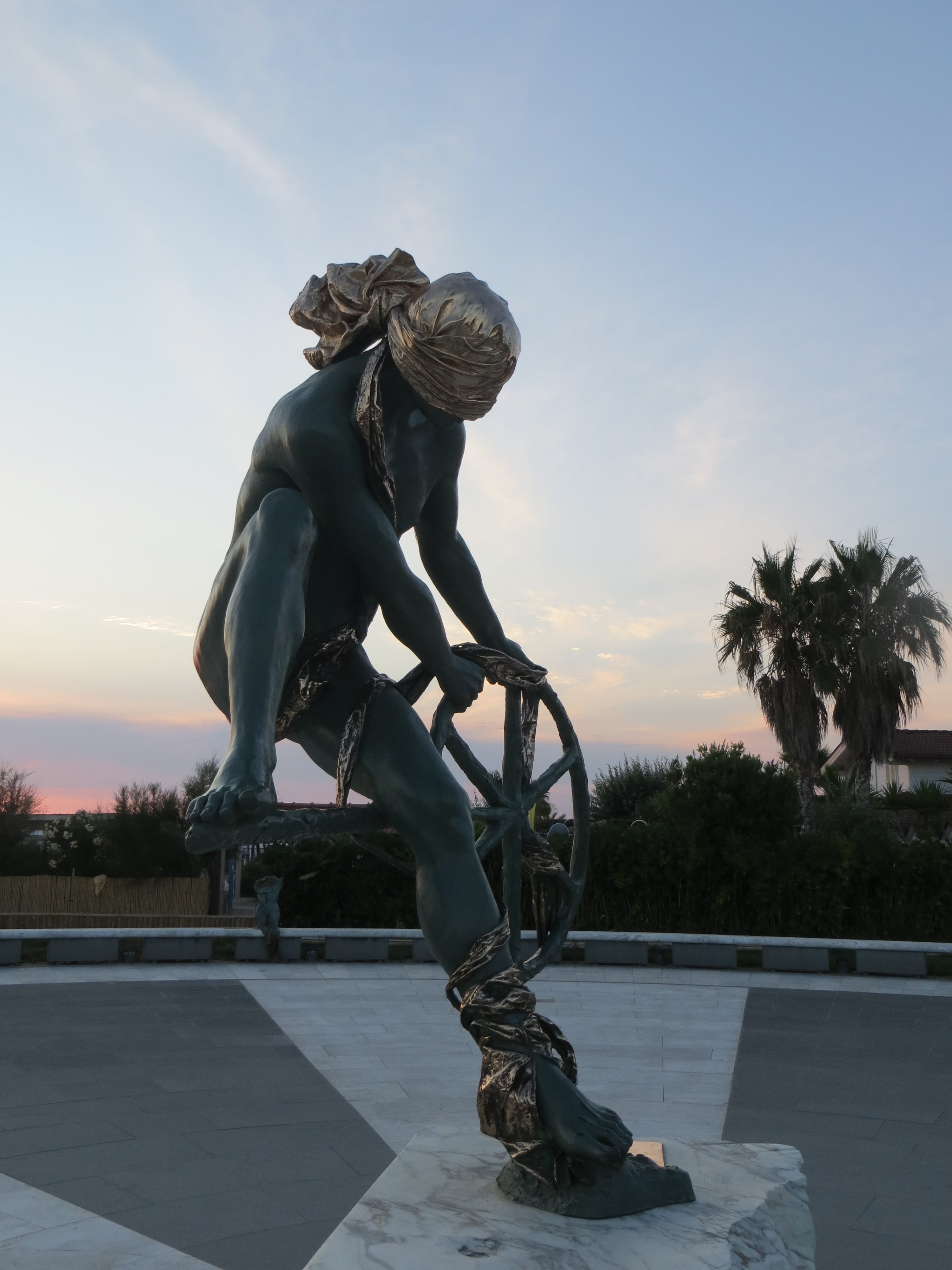 sculpture, nature, male likeness, tree, plant, 4K, tuscan, creativity, architecture, tropical climate, sunset, representation, urban, male, people, sport, Phone HD Wallpaper
