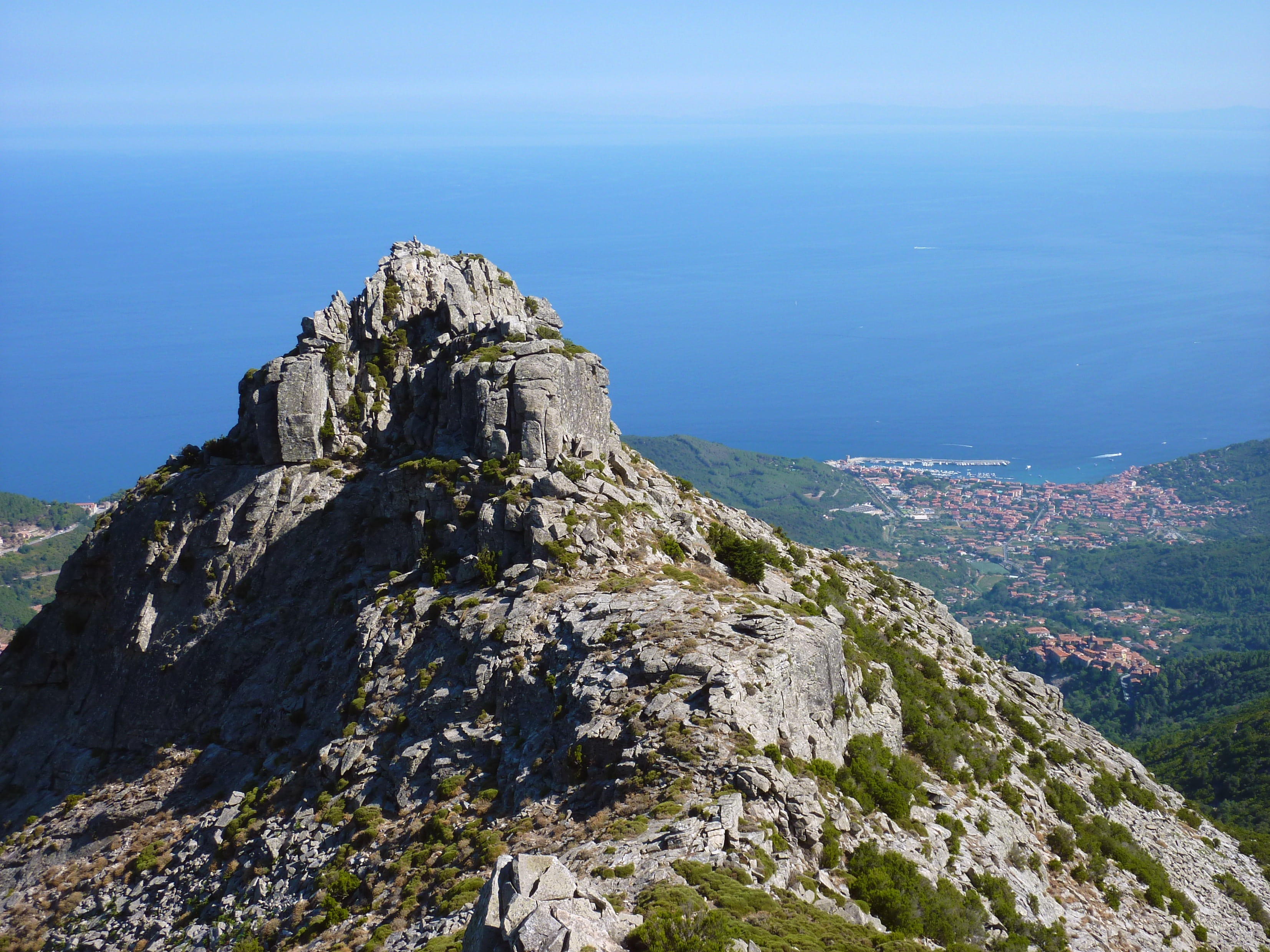 architecture, tranquil scene, cliff, outlook, solid, rock - object, tuscan archipelago, view, distant view, no people, great, viewpoint, rock formation, HD Wallpaper