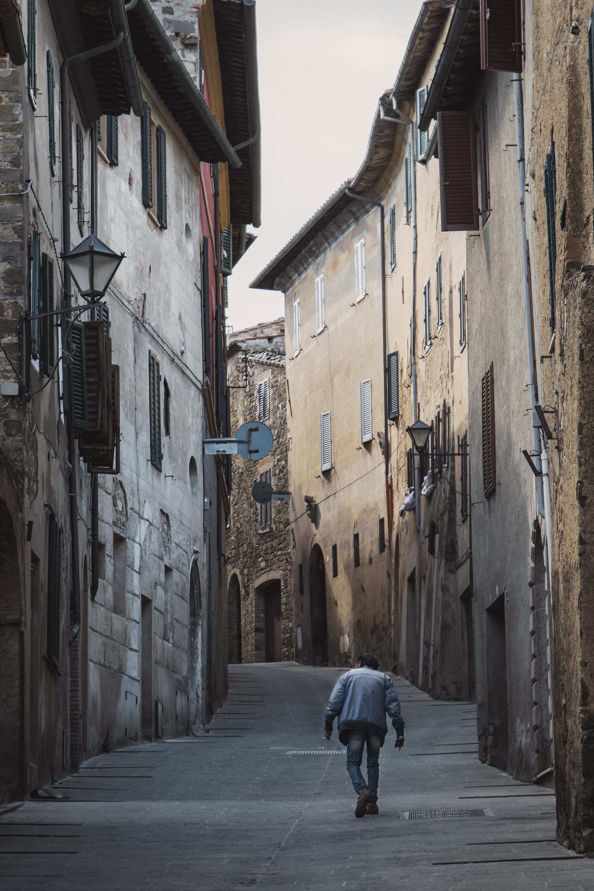 architecture, city, leisure activity, one person, italy, daytime, shoe, walking, building, real people, human, building exterior, home decor, sidewalk, Phone HD Wallpaper