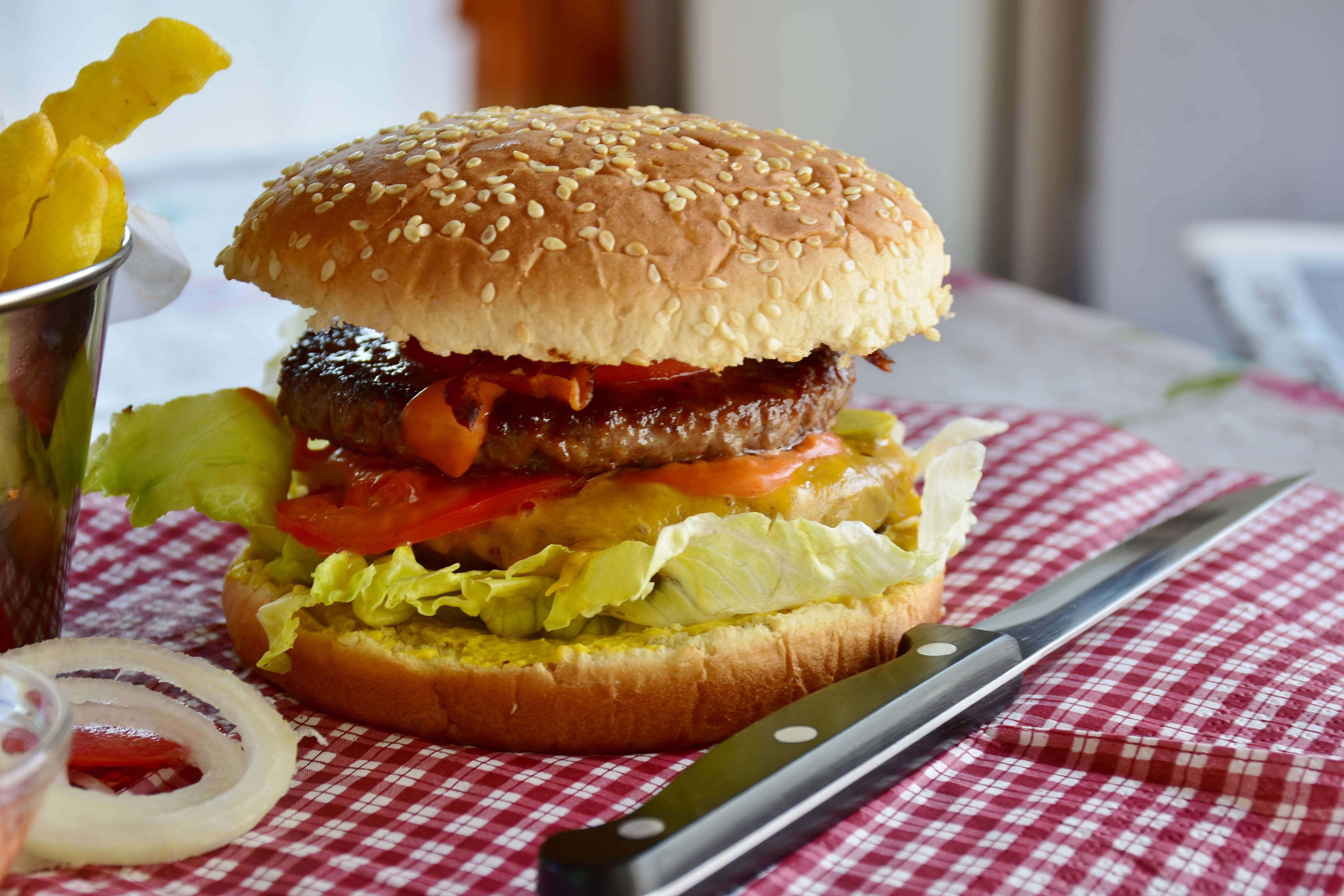 cheese, fast food, eat, bun, meal, foodfoto, delicious, freshness, french fries, focus on foreground, vegetable, no people, sandwich, fat, tablecloth, unhealthy eating, HD Wallpaper
