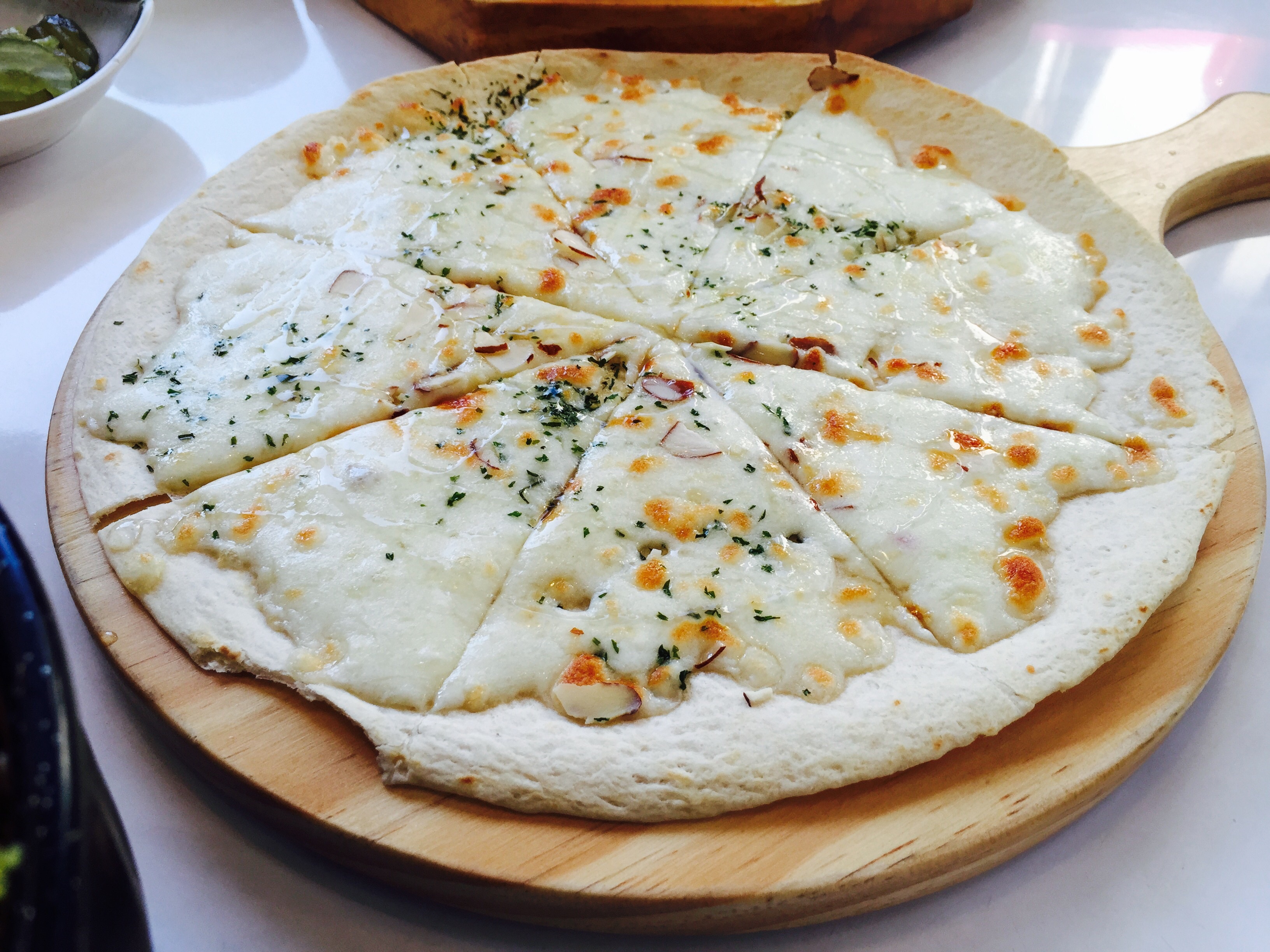 delicious, pizza toppings, unhealthy eating, crispy, freshness, thin, food, pizza cheese, temptation, cheese, honey, gorgonzola, indulgence, tray, focus on foreground, HD Wallpaper
