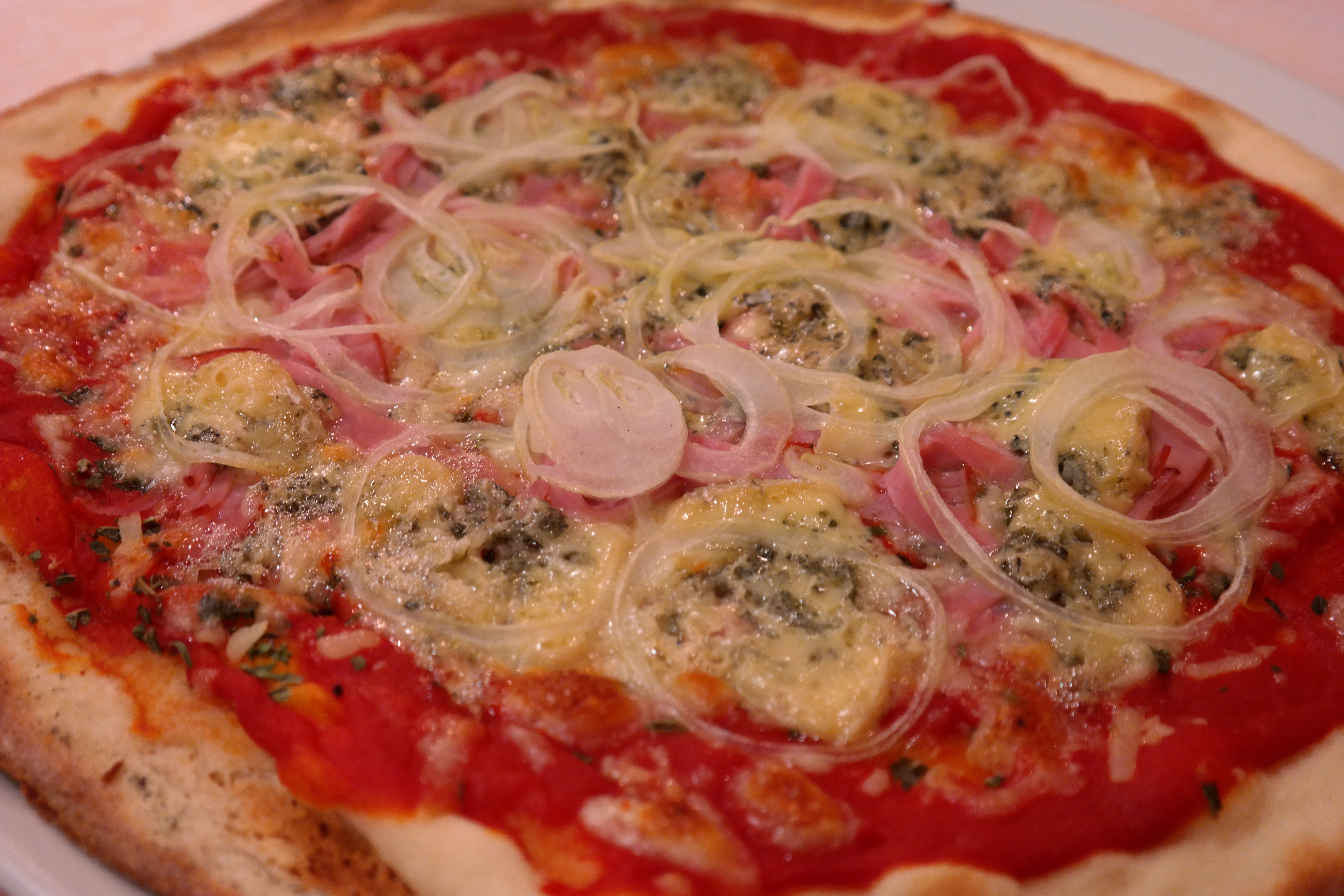 food, no people, onion, food and drink, red, unhealthy eating, snack, indoors, still life, meat, vegetable pizza, pepperoni, ready-to-eat, pepperoni pizza, HD Wallpaper