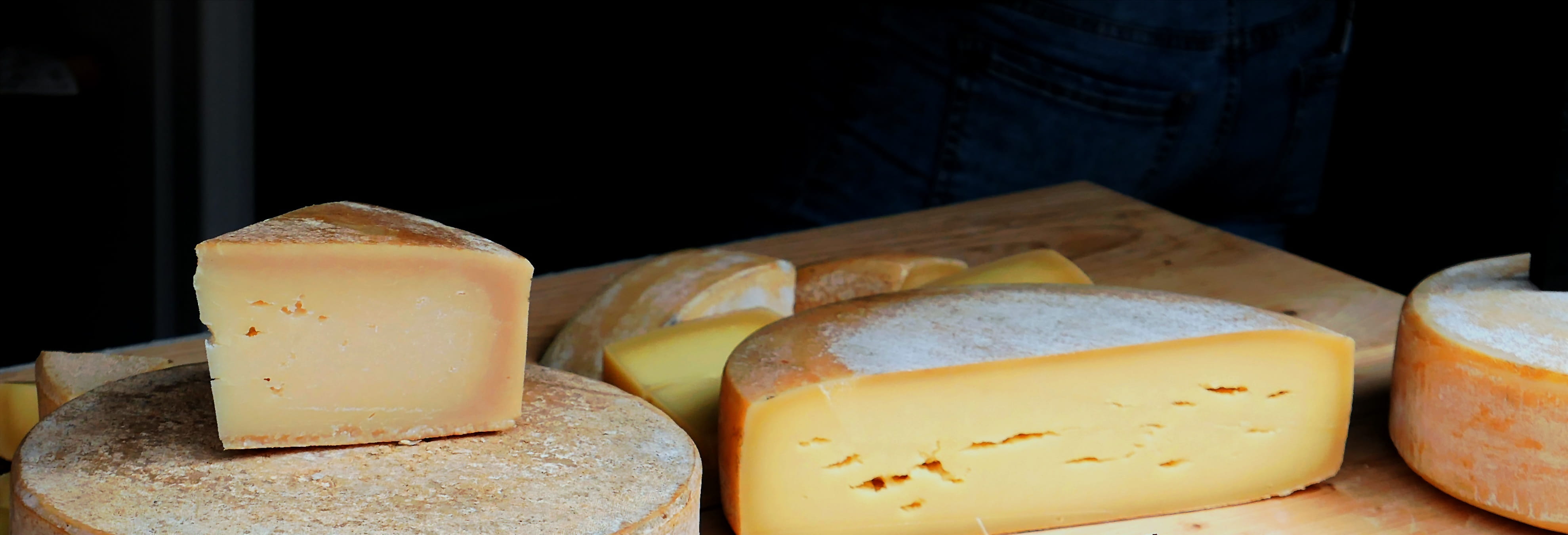 cheese loaf, hard cheese, delicious, retail, choice, wellbeing, breakfast, dairy product, close-up, milk, freshness, cheese, food, group of objects, tray, HD Wallpaper