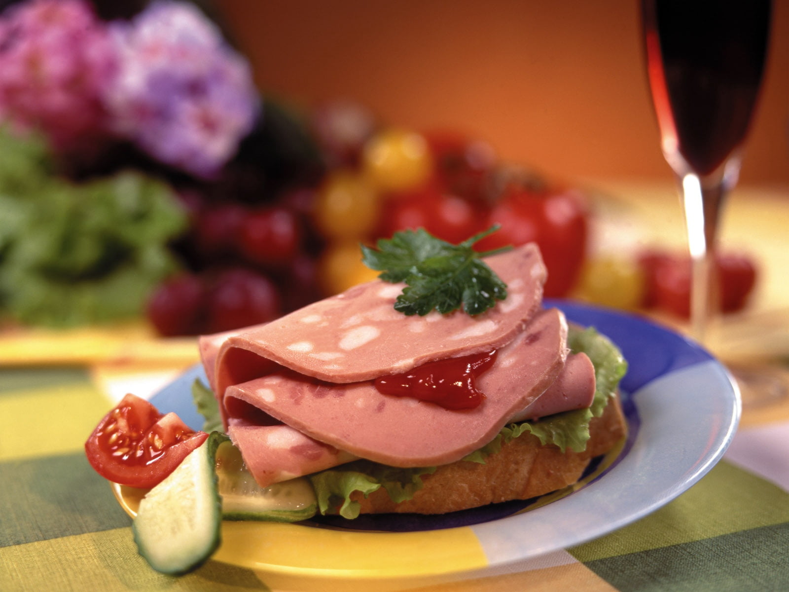 beef, table, red, plate, 720P, gourmet, delicatessen, breakfast, salami, refreshment, tomatoes, lettuce, wood - Material, dinner, snack, freshness, bologna, HD Wallpaper