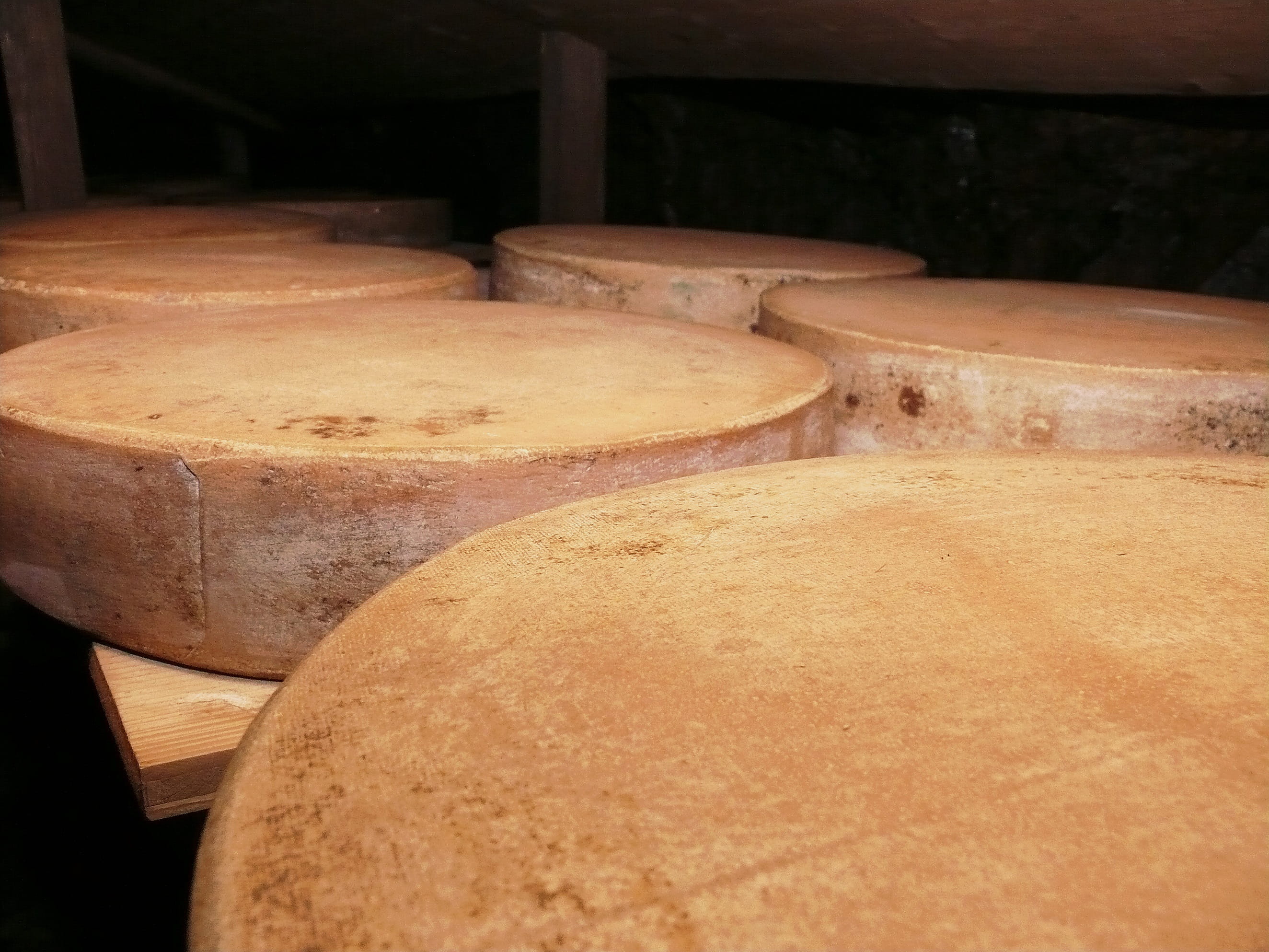 food and drink, indoors, slabs, food, refreshment, Hard Cheese, benefit from, domestic room, barrel, 2K, cellar, pile, cows milk cheese, circle, Frisch, HD Wallpaper