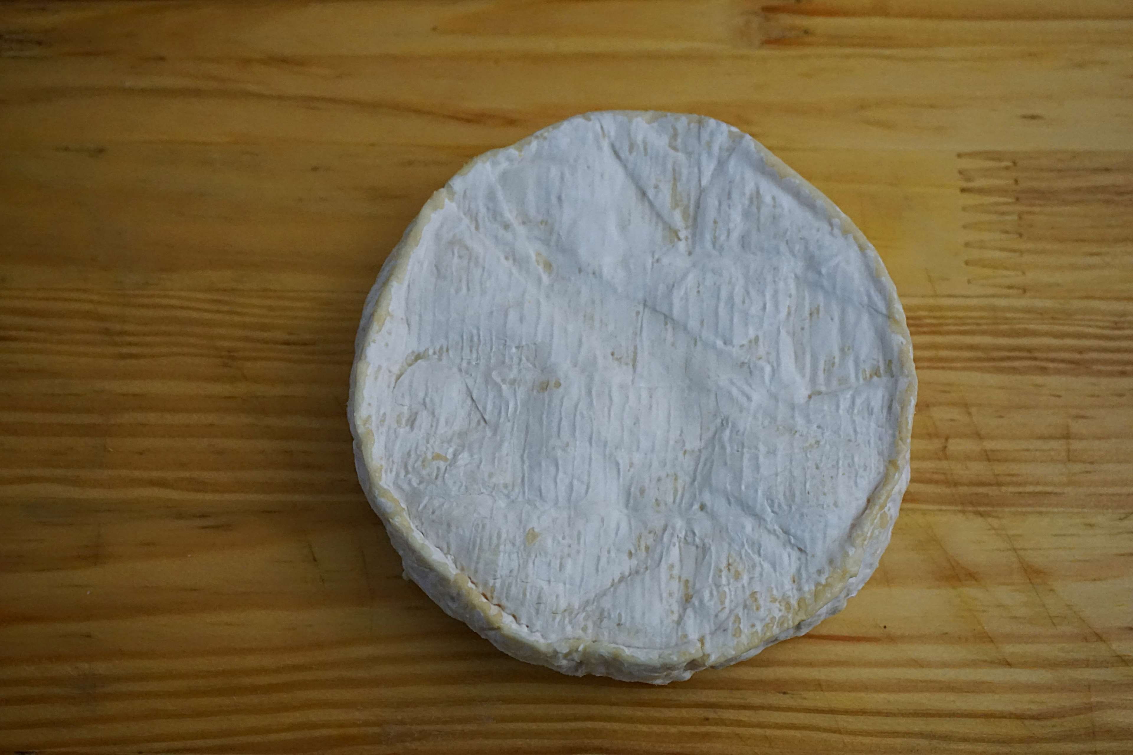 food, 4K, fromage, wood grain, wood - material, directly above, single object, high angle view, wood, close-up, food and drink, cutting board, wellbeing, HD Wallpaper