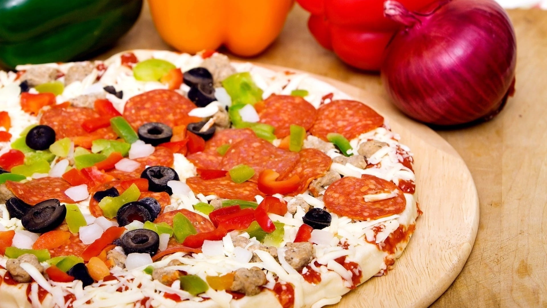 no People, onion, pepper, vegetable, mozzarella, wood - Material, pizza, olive, fruit, pastry Dough, tomato, refreshment, slice, baked, wellbeing, table, HD Wallpaper