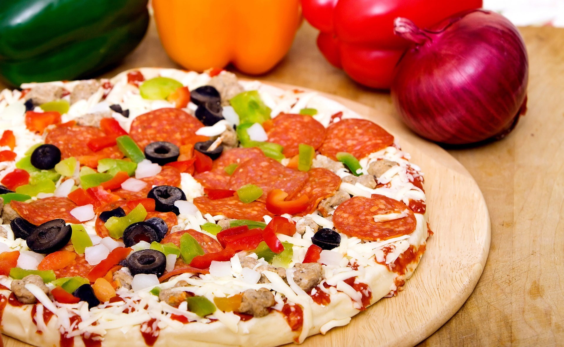 food, 1080P, slice, no people, toppings, black, mushrooms, pepper, olives, food and drink, herb, vegetarian food, dairy product, sausage, ingredient, vegetable, HD Wallpaper