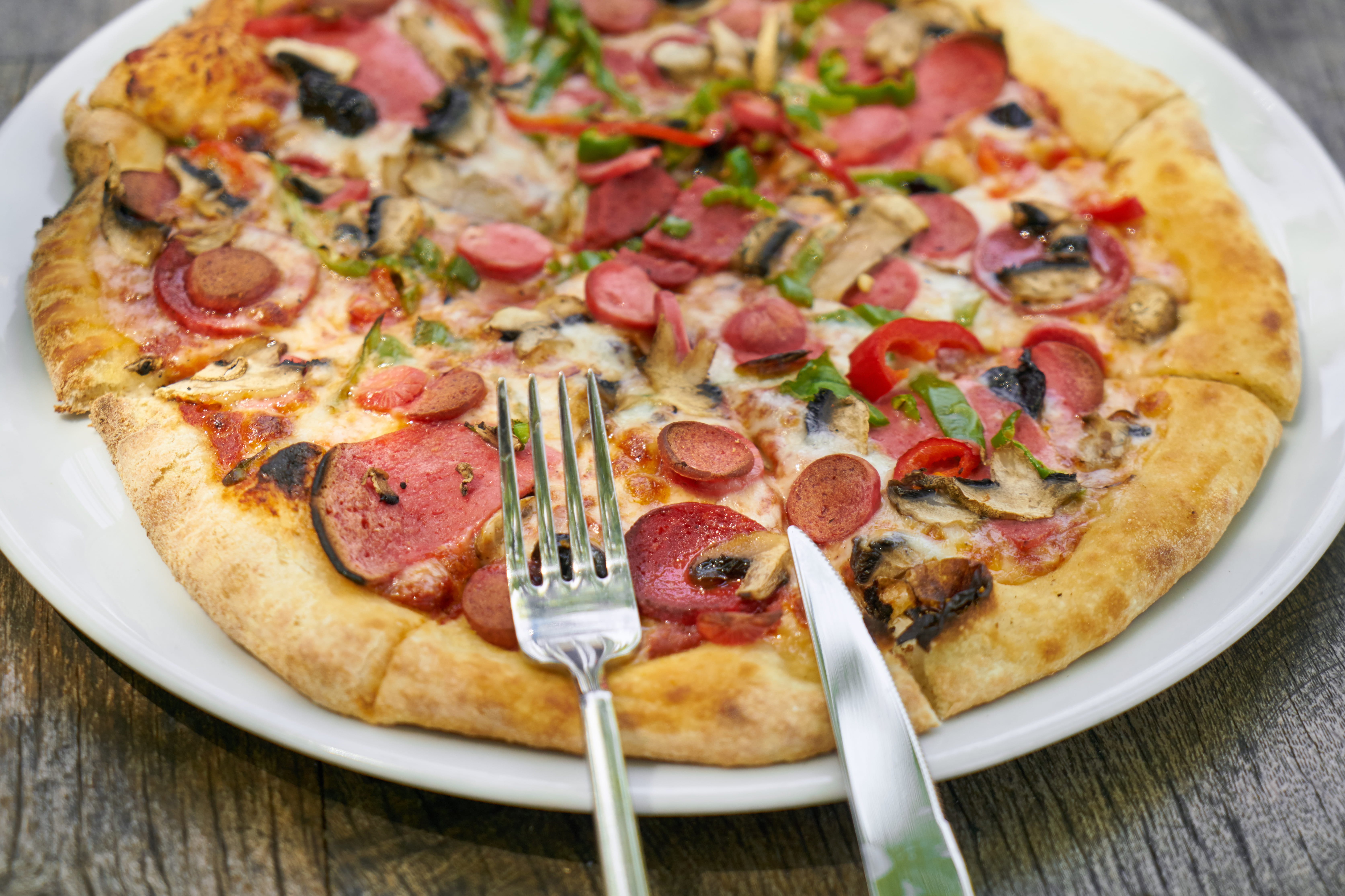 tomato, pepperoni pizza, pepperoni, crust, fast food, 5K, food, cheese, garnish, food and drink, tasty, sausage, fruit, organic, vegetable, delicious, HD Wallpaper