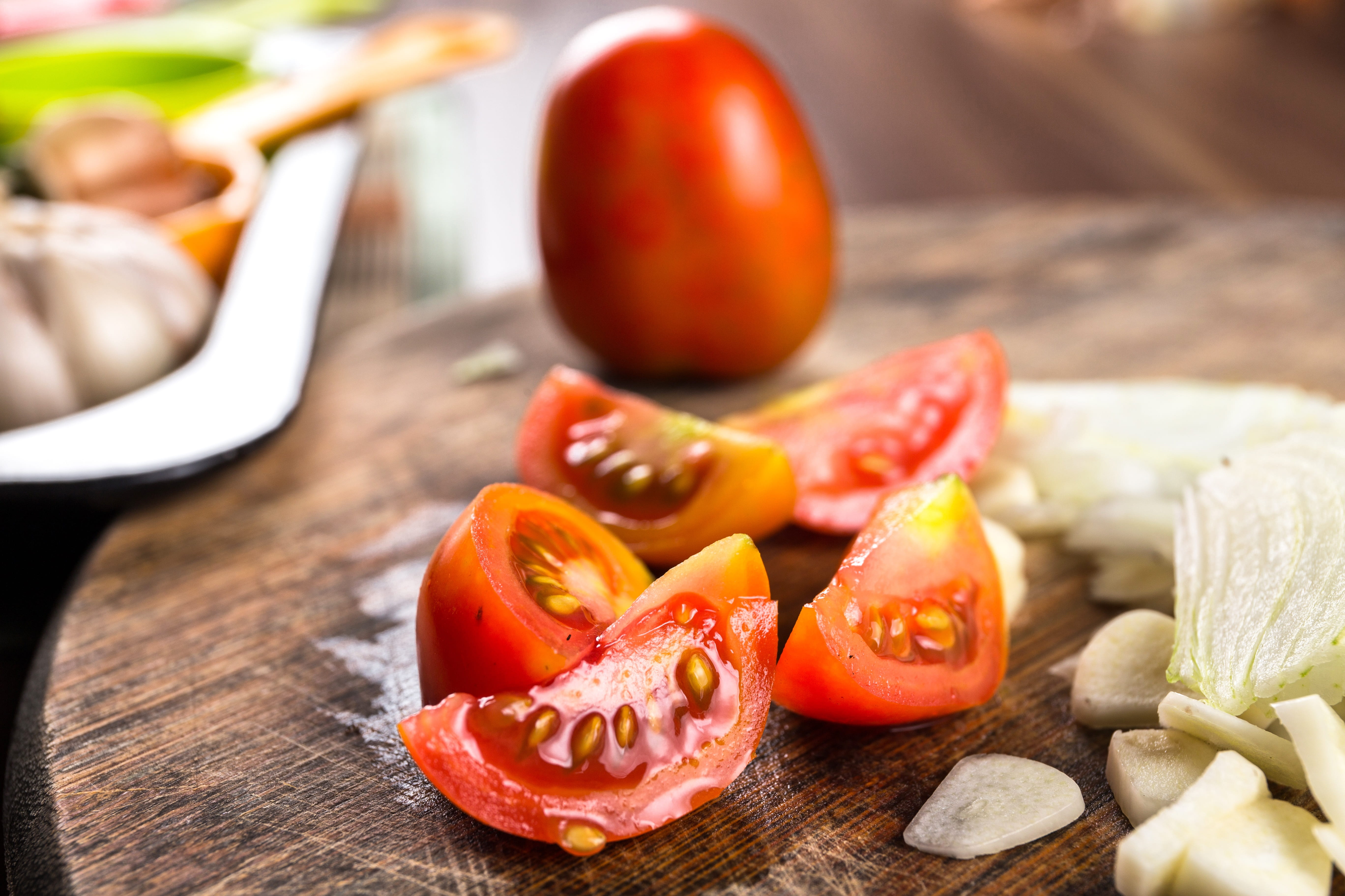 focus on foreground, wood - material, wooden, lunch, green, basil, homemade, gourmet, pizza, close-up, restaurant, salad, cooking, cuisine, healthy, cutting board, HD Wallpaper