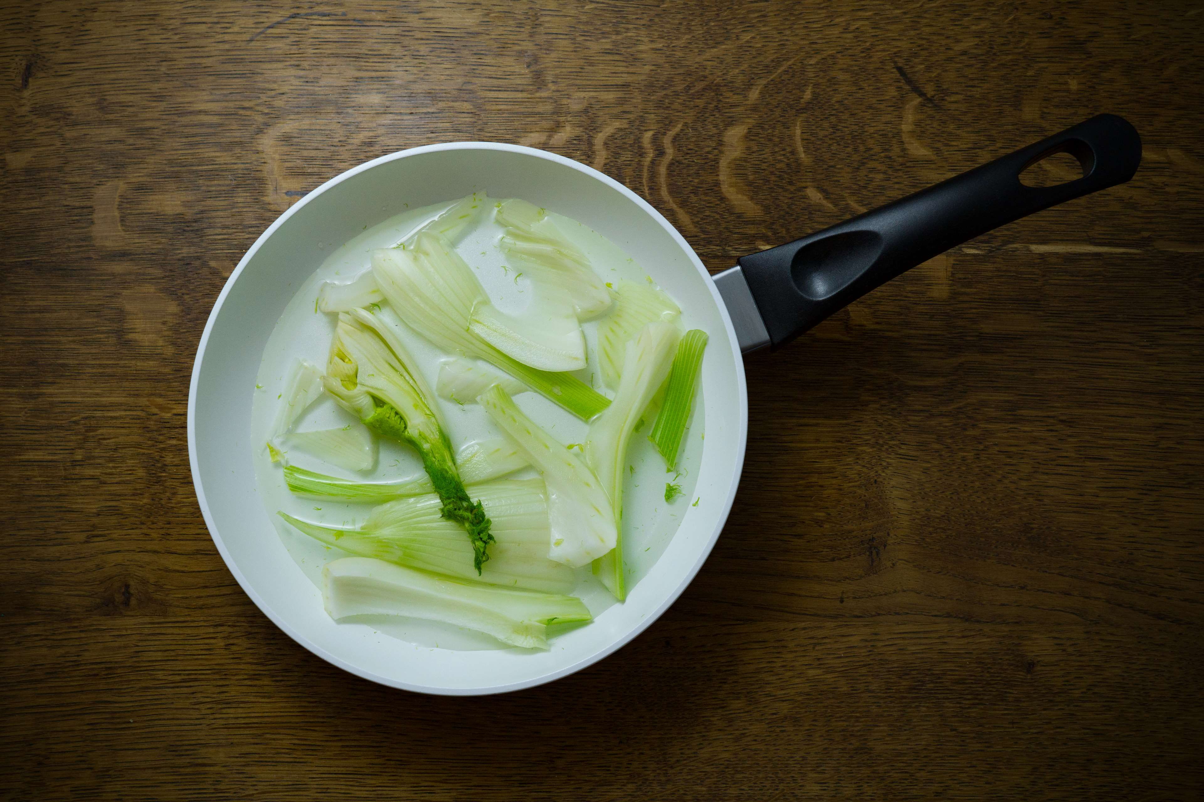 close up, leaf, crockery, indoors, food, wood, 4K, food and drink, vegetarian food, table, chopped, spoon, delicious, wellbeing, directly above, frying pan, HD Wallpaper