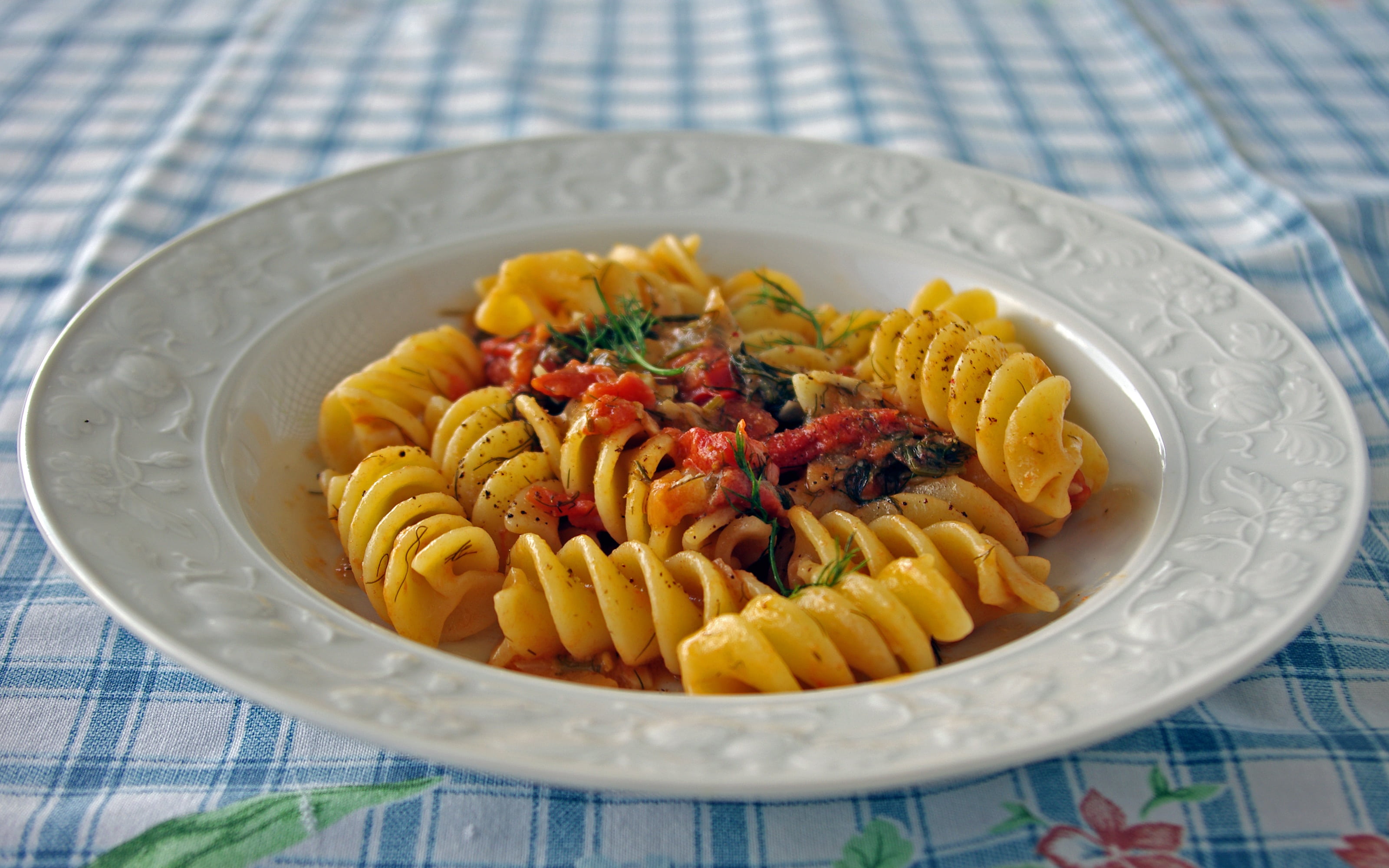italian food, round, 2K, italy, temptation, fruit, tablecloth, wellbeing, tomatoes, vegetable, plate, food, freshness, fusilloni, indoors, italian cuisine, HD Wallpaper