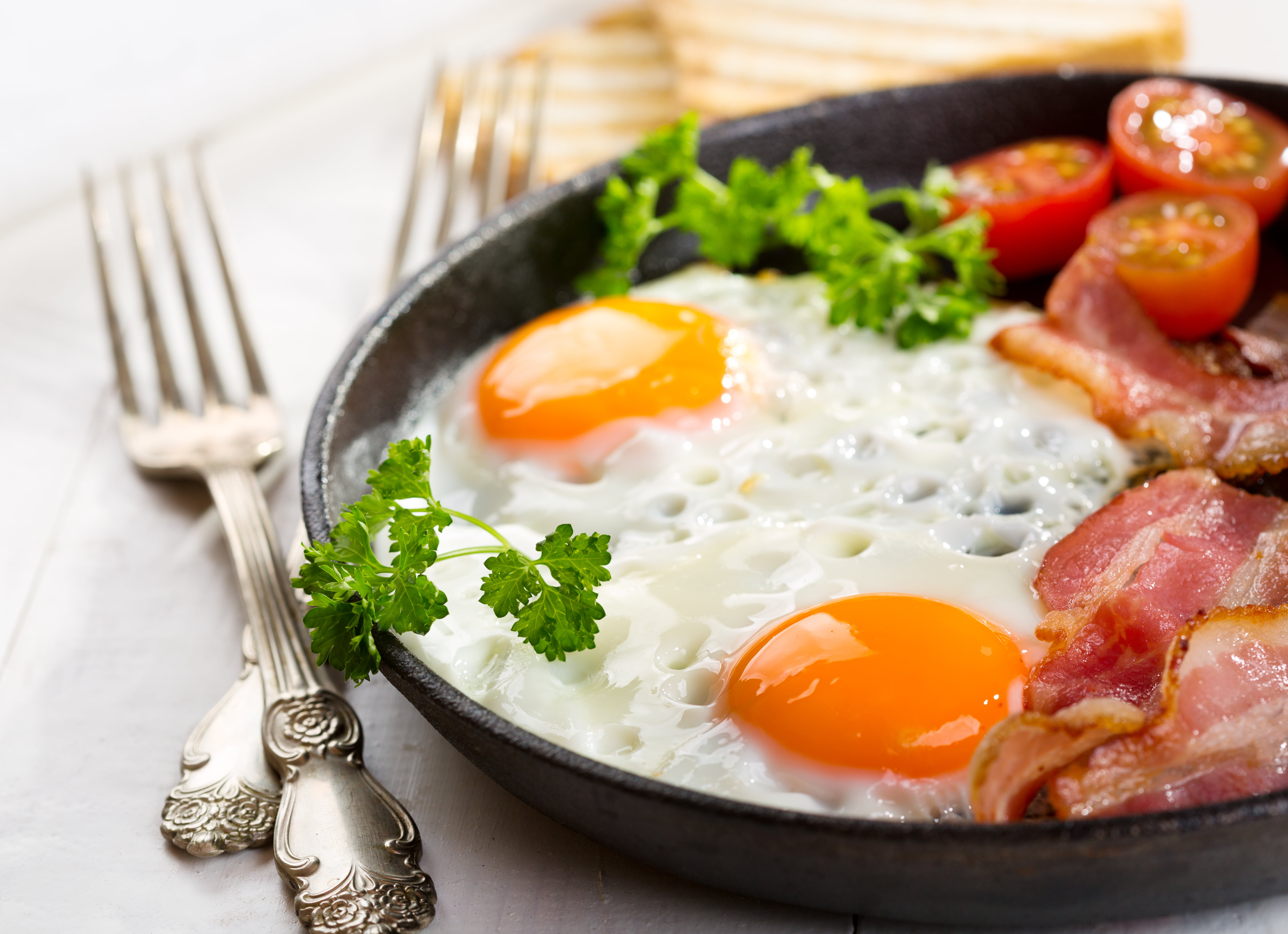 egg yolk, food and drink, tomatoes, vegetable, scrambled eggs, ready-to-eat, eggs, fork, side, table knife, 4K, parsley, food, fried, still life, sunny side up, HD Wallpaper