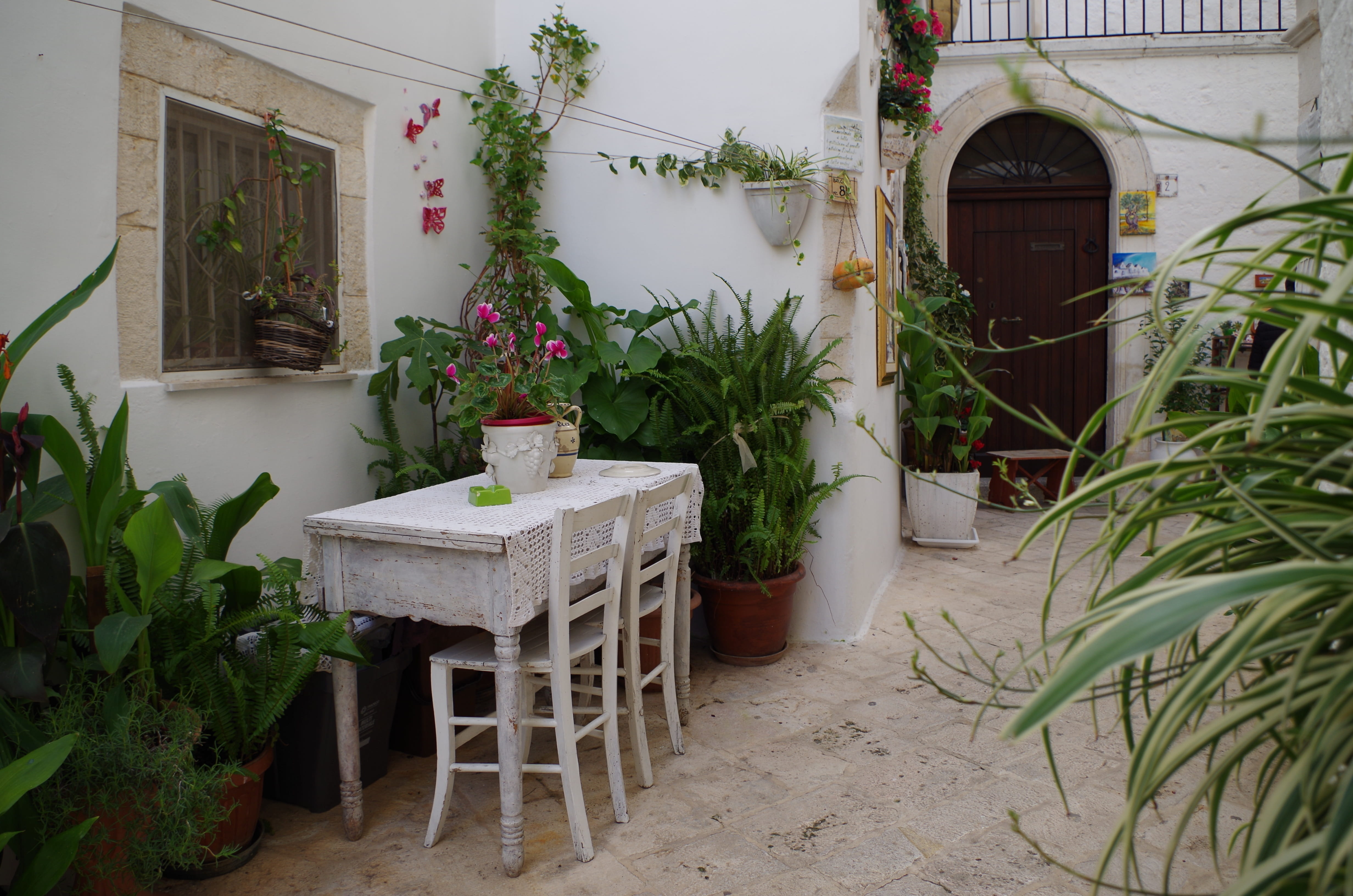 4K, nature, potted plant, building, holidays, entrance, growth, flower pot, Apulia, no people, chair, Italy, seat, travel, day, door, country, plant, built structure, HD Wallpaper