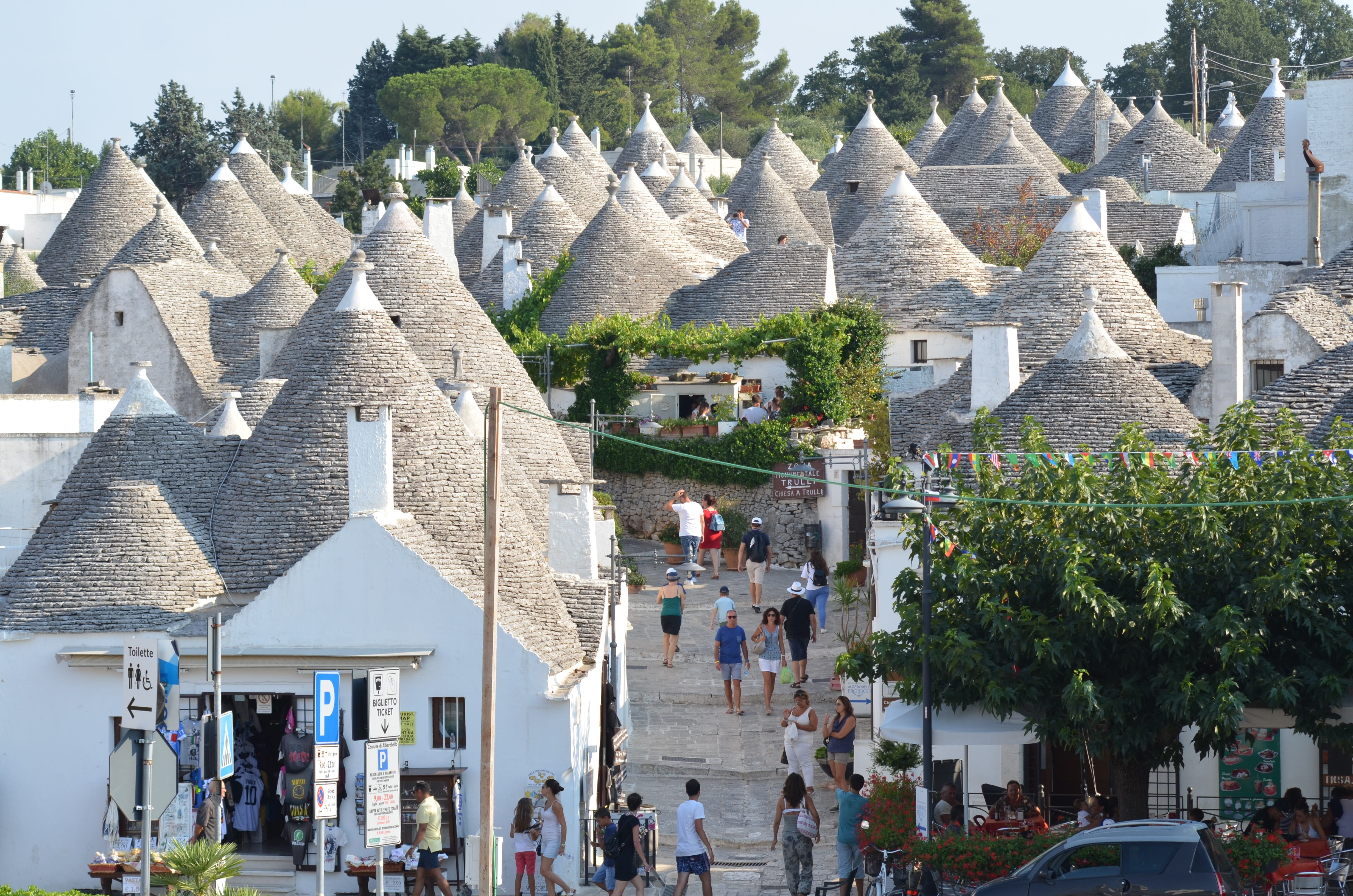 city, plant, nature, salento, building, large group of people, the past, 4K, country, built structure, building exterior, crowd, group of people, trullo, HD Wallpaper
