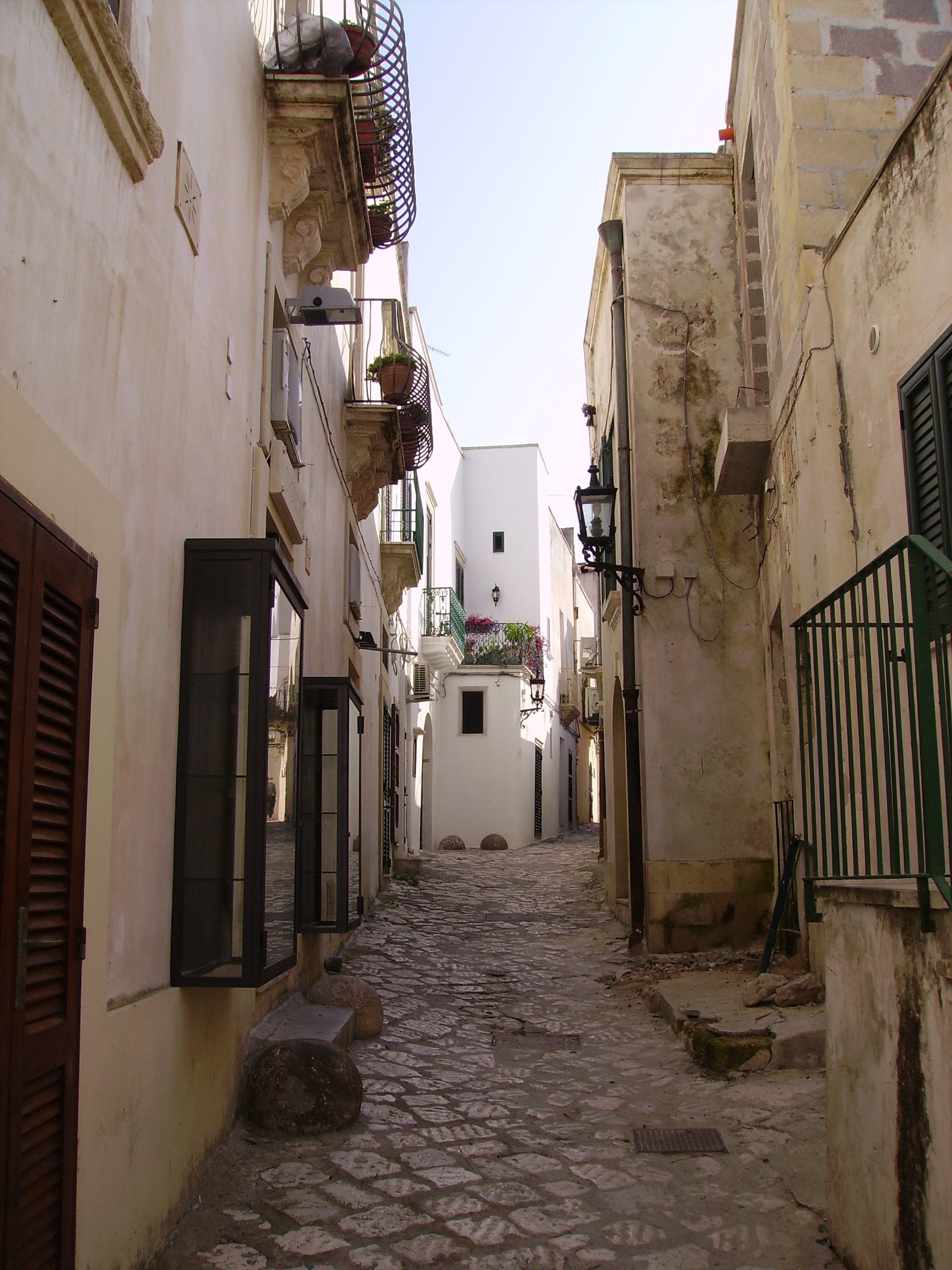 house, empty, direction, building exterior, architecture, italy, outdoors, alley, day, historical centre, window, otranto, long, sky, nature, salento, building, Phone HD Wallpaper