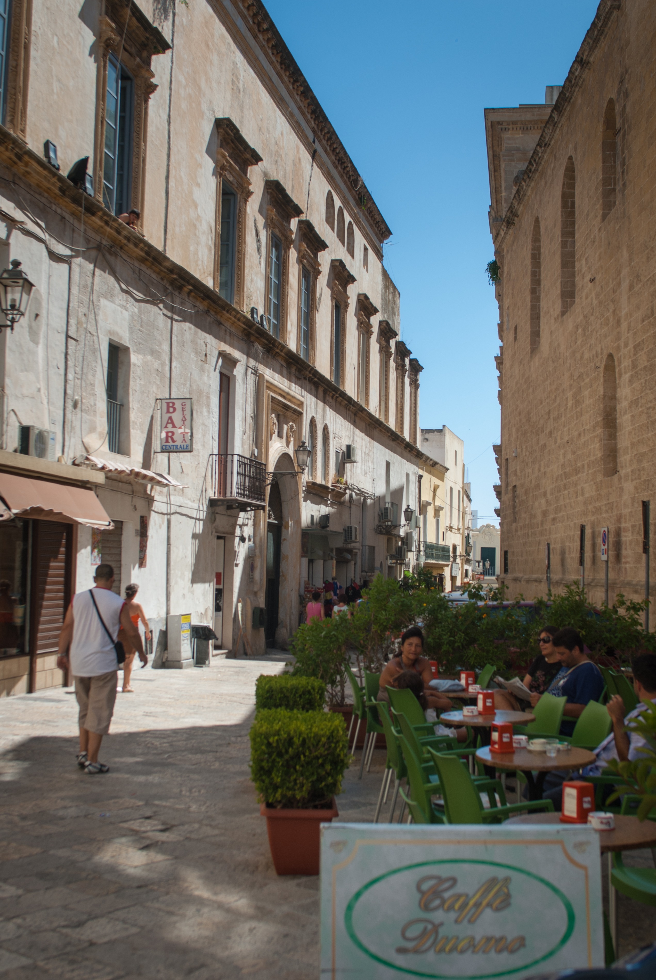 holiday, street, built structure, gallipoli, nelsalento, apulia, puglia, building exterior, 2K, adult, historical centre, travel, baroque, building, walking, Phone HD Wallpaper