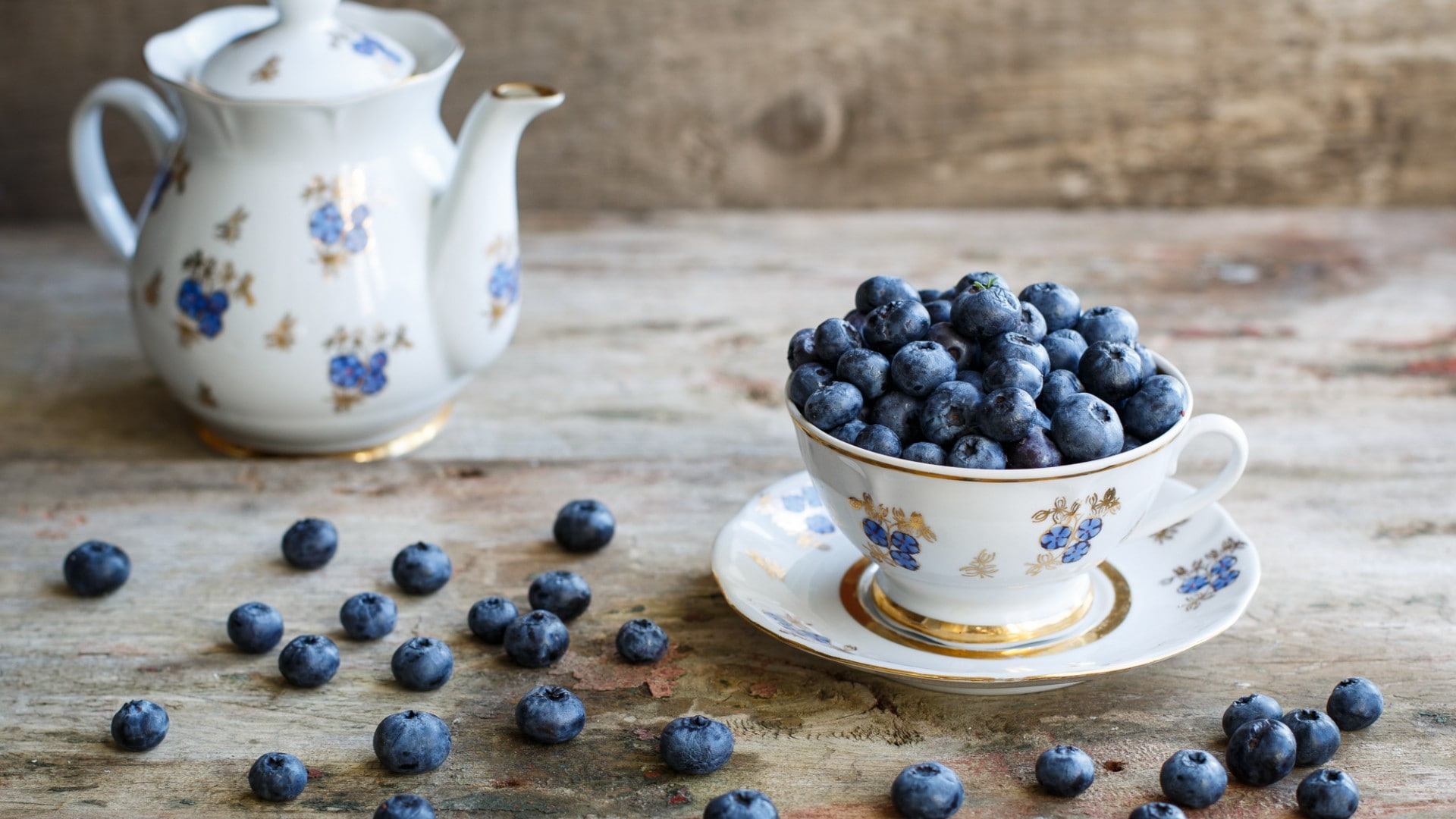 blueberries, cup, wooden surface, 1080P, fruit, tea, HD Wallpaper