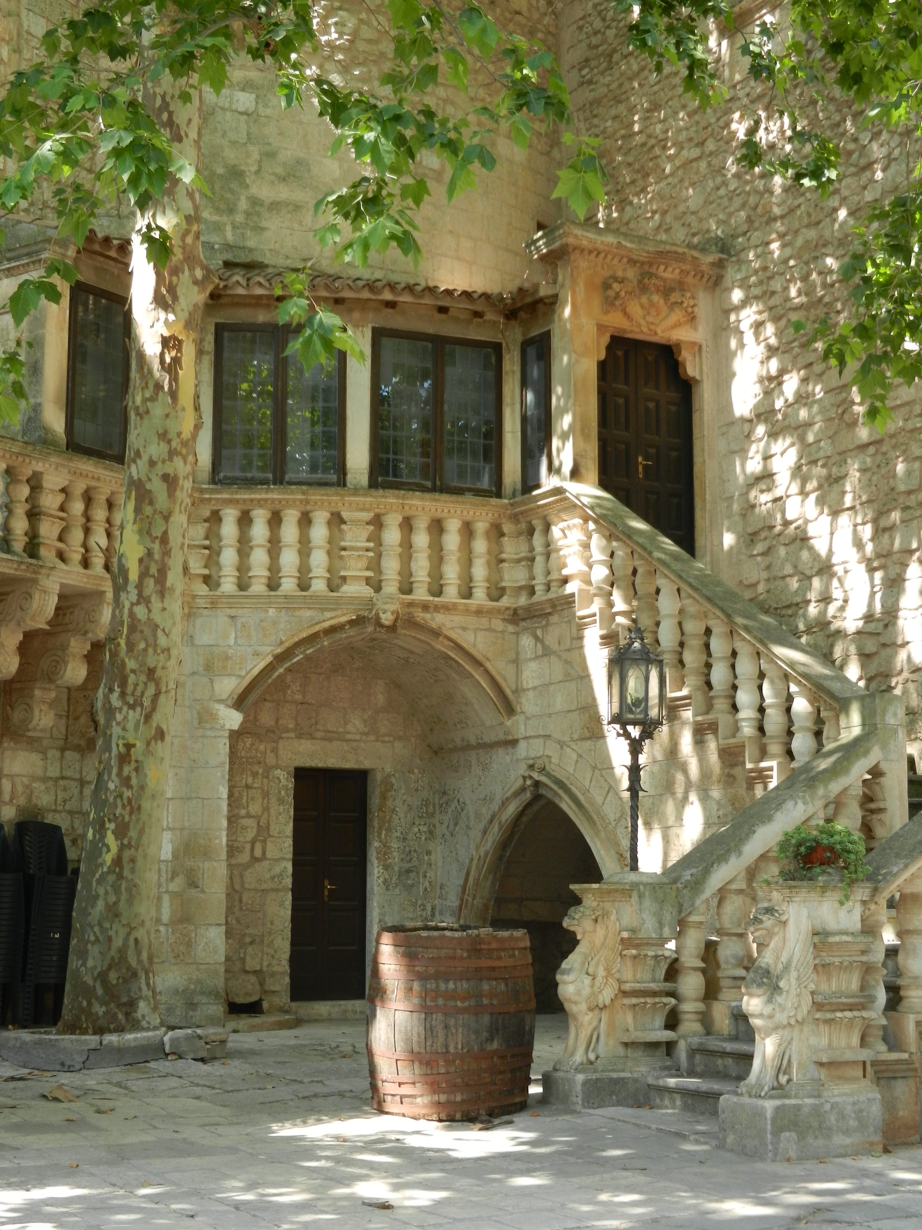 tree, house, sunlight, near, puglia, history, built structure, courtyard, architectural column, entrance, the past, barrel, outdoors, old, architecture, Phone HD Wallpaper