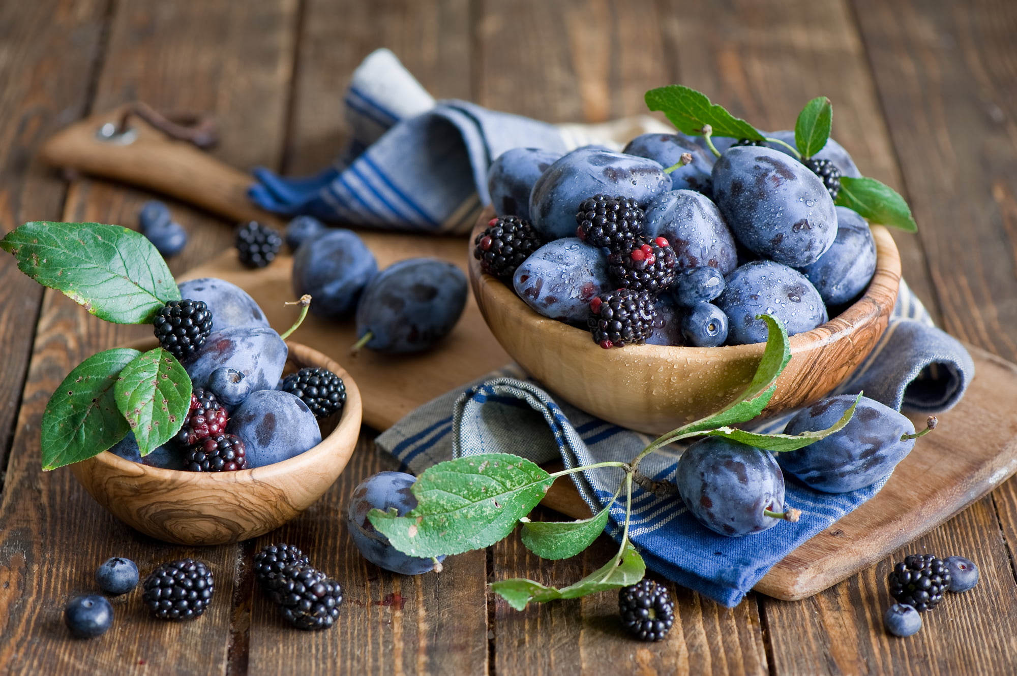 wood - material, leaves, blueberries, Anna Verdina, BlackBerry, herb, freshness, large group of objects, container, food, focus on foreground, Board, plum, HD Wallpaper