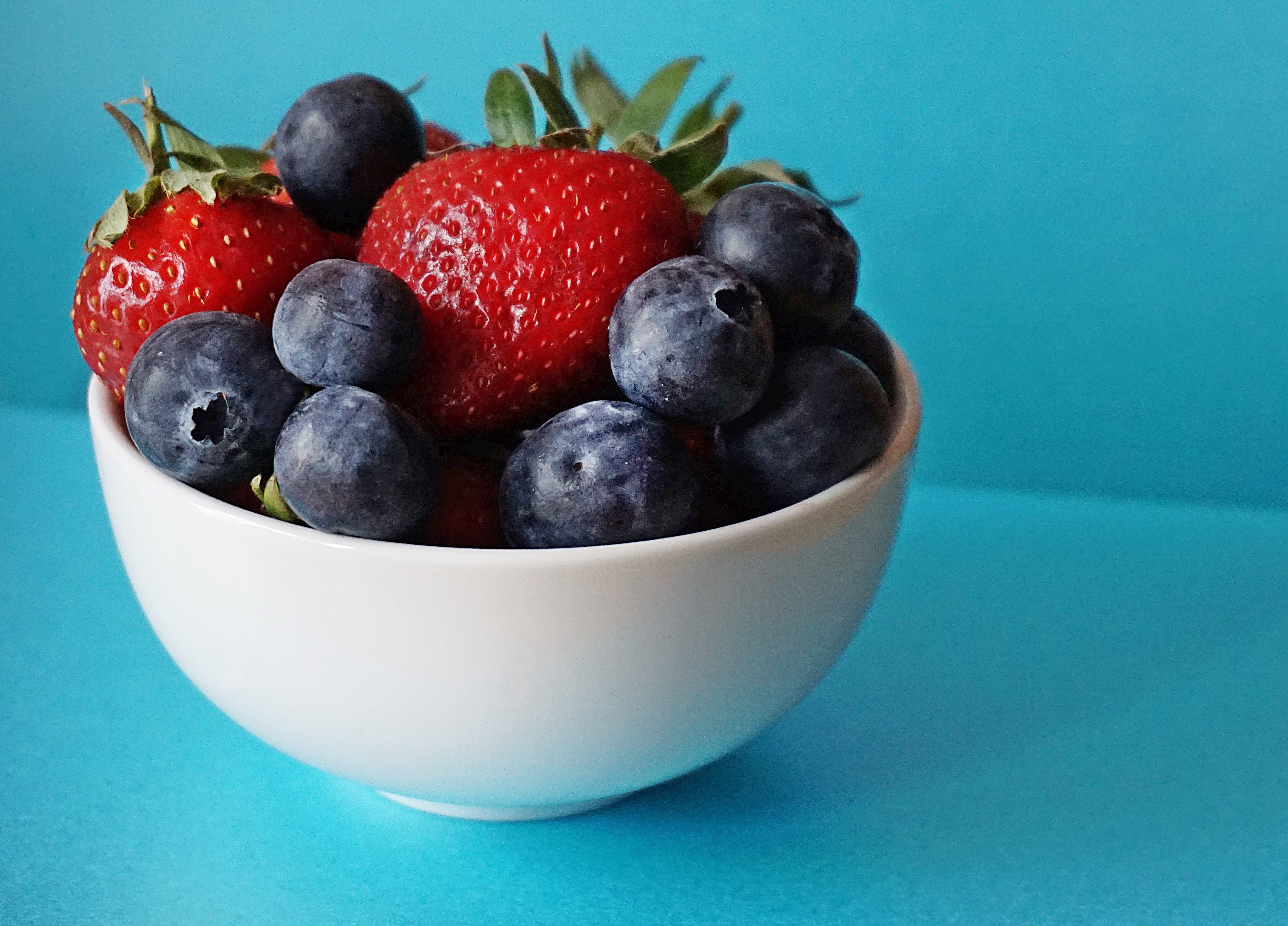close-up, health, delicious, blue background, 4K, berry fruit, fresh, blackberries, food, epicure, juicy, healthy eating, strawberries, summer, ceramic, HD Wallpaper