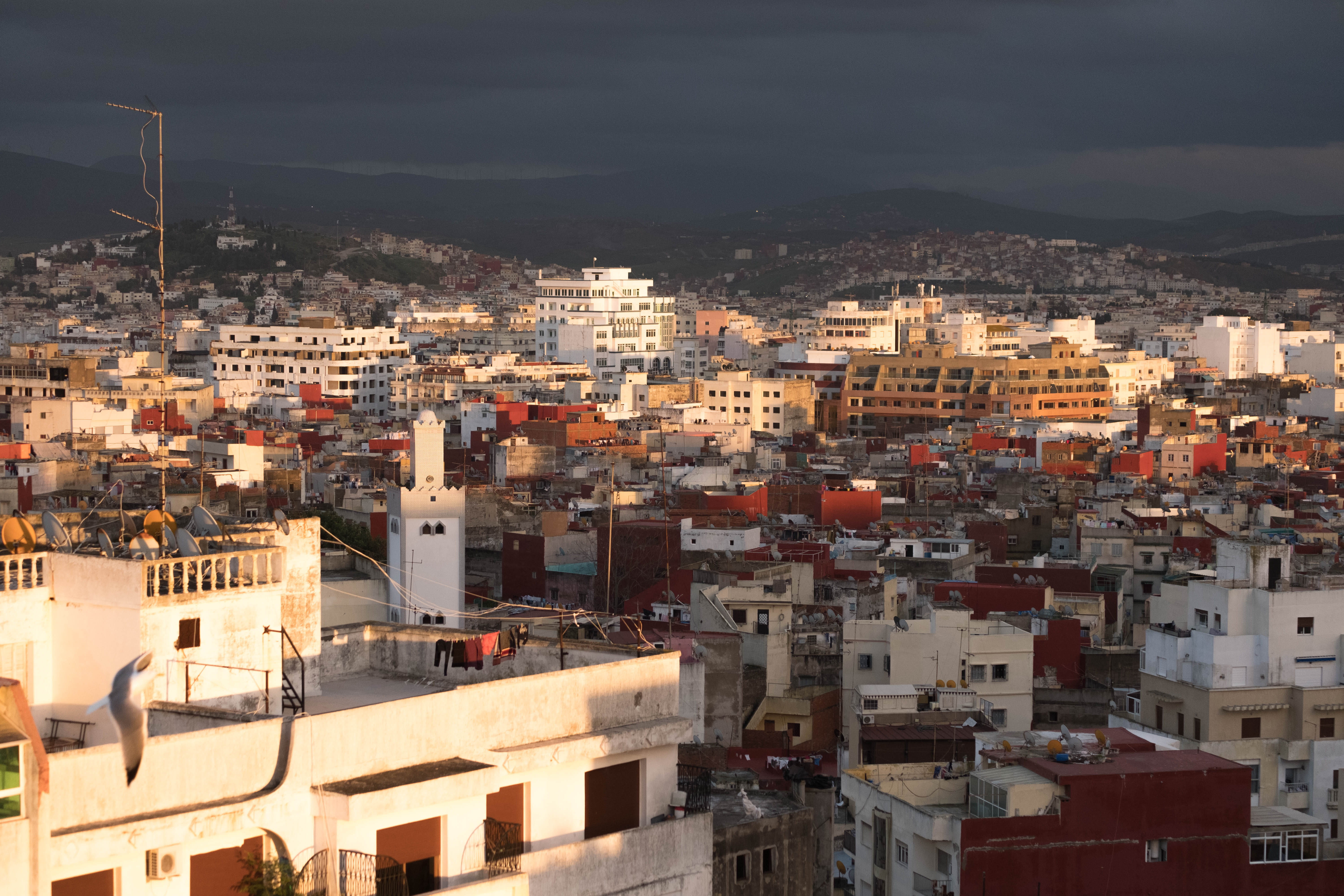 crowd, cityscape, day, building exterior, high angle view, apartment, warmth, town, community, light, marruecos, colours, maroc, built structure, sunlight, HD Wallpaper