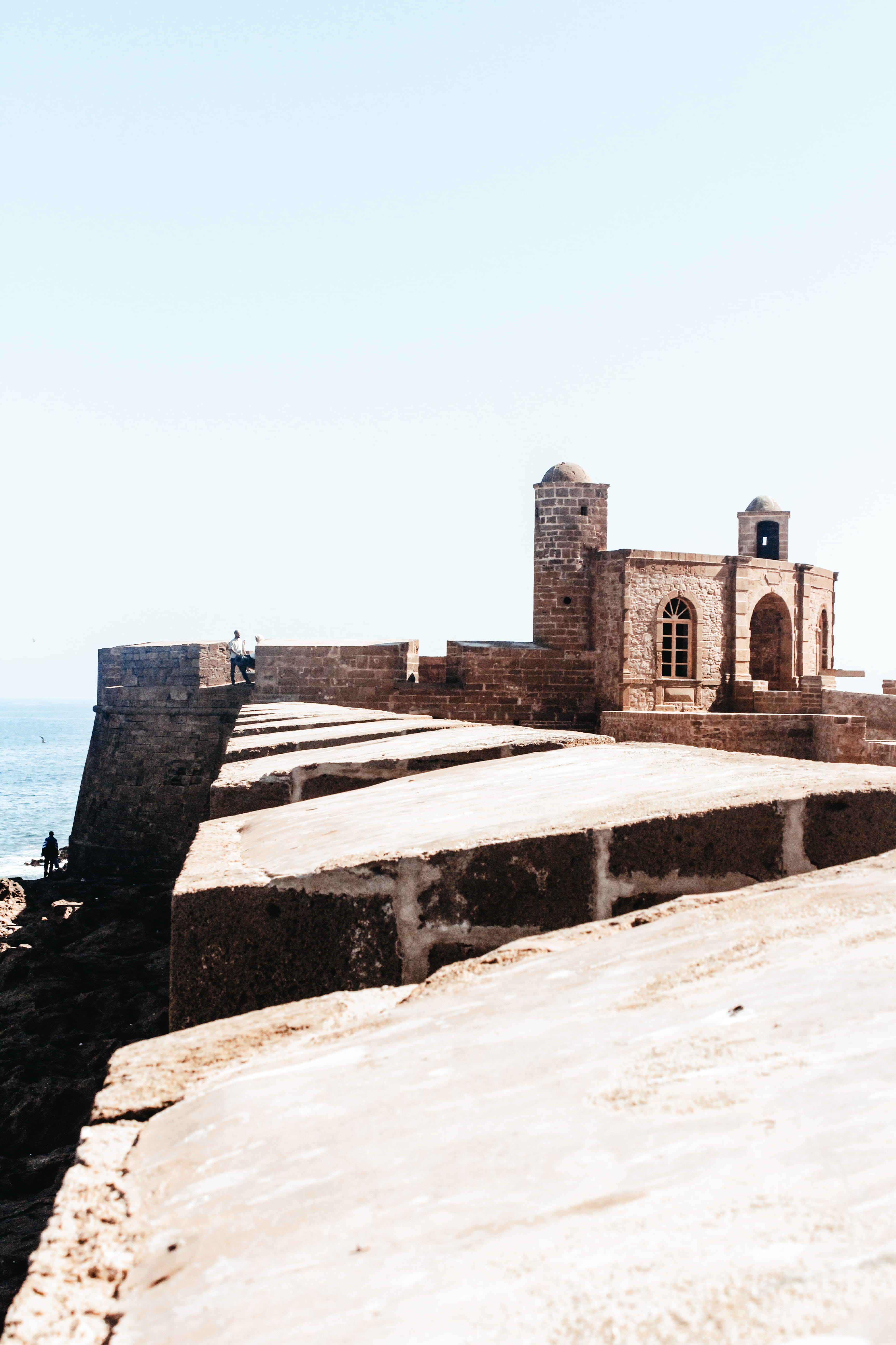 traveler, wall, water, ancient civilization, architecture, built structure, viagem, essaouira, copy space, tourism, travel, morocco, outdoors, no people, Phone HD Wallpaper