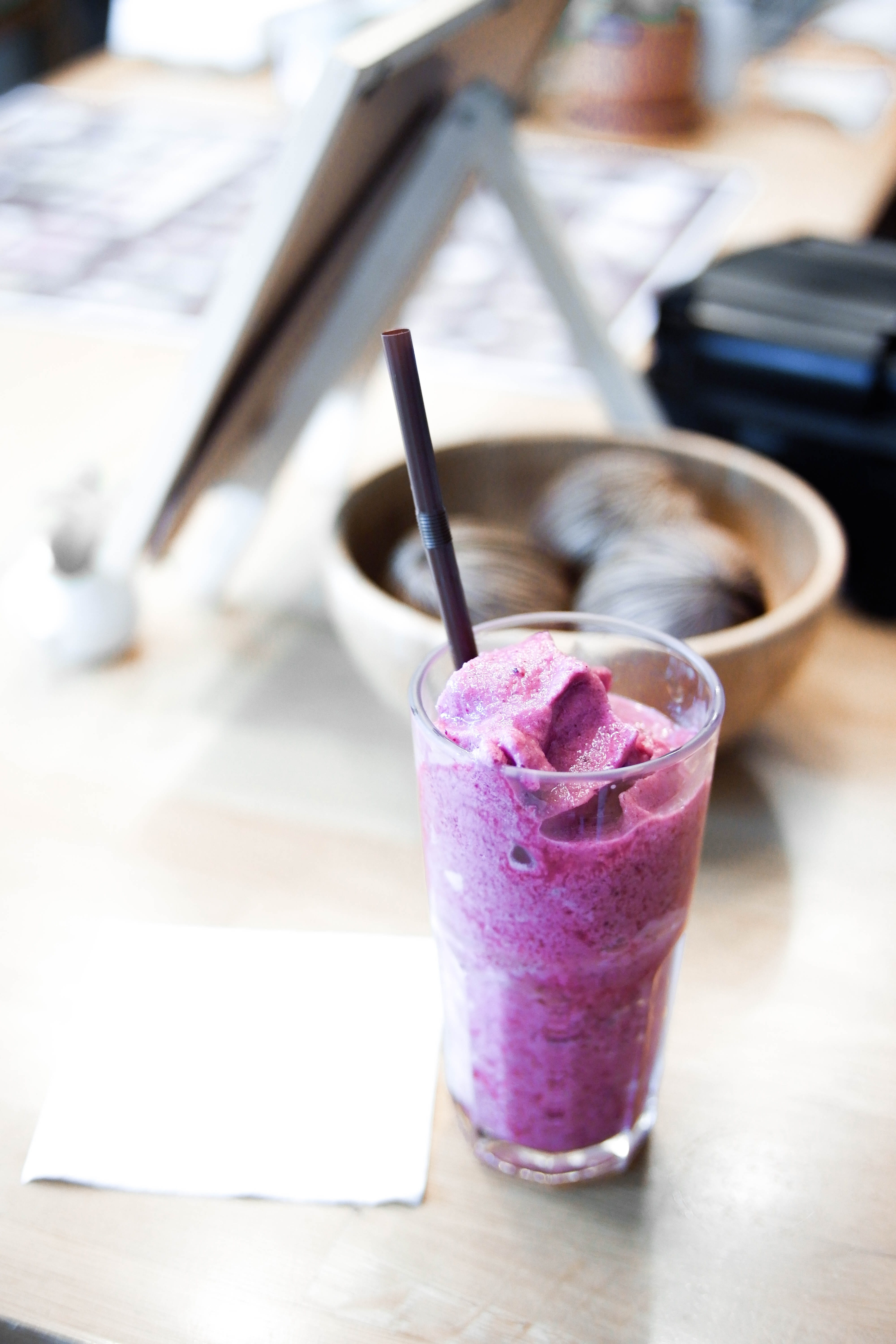 glass, straw, food, indoors, temptation, crockery, wood - material, wellbeing, table, 5K, still life, healthy eating, drinking glass, no people, freshness, Phone HD Wallpaper