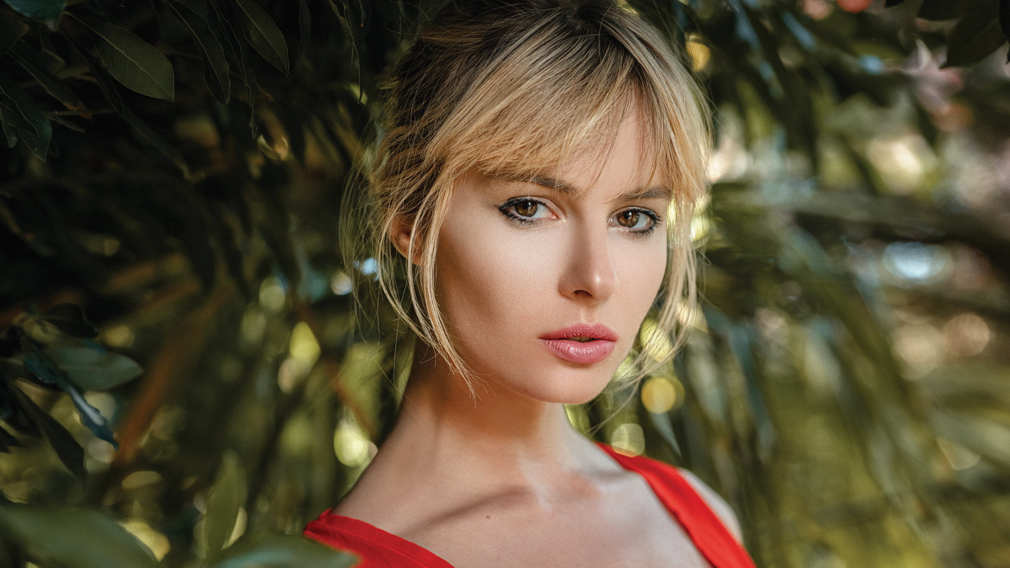 eyeliner, Oliver Gibbs, looking at viewer, depth of field, blonde, 1080P, women, makeup, leaves, HD Wallpaper