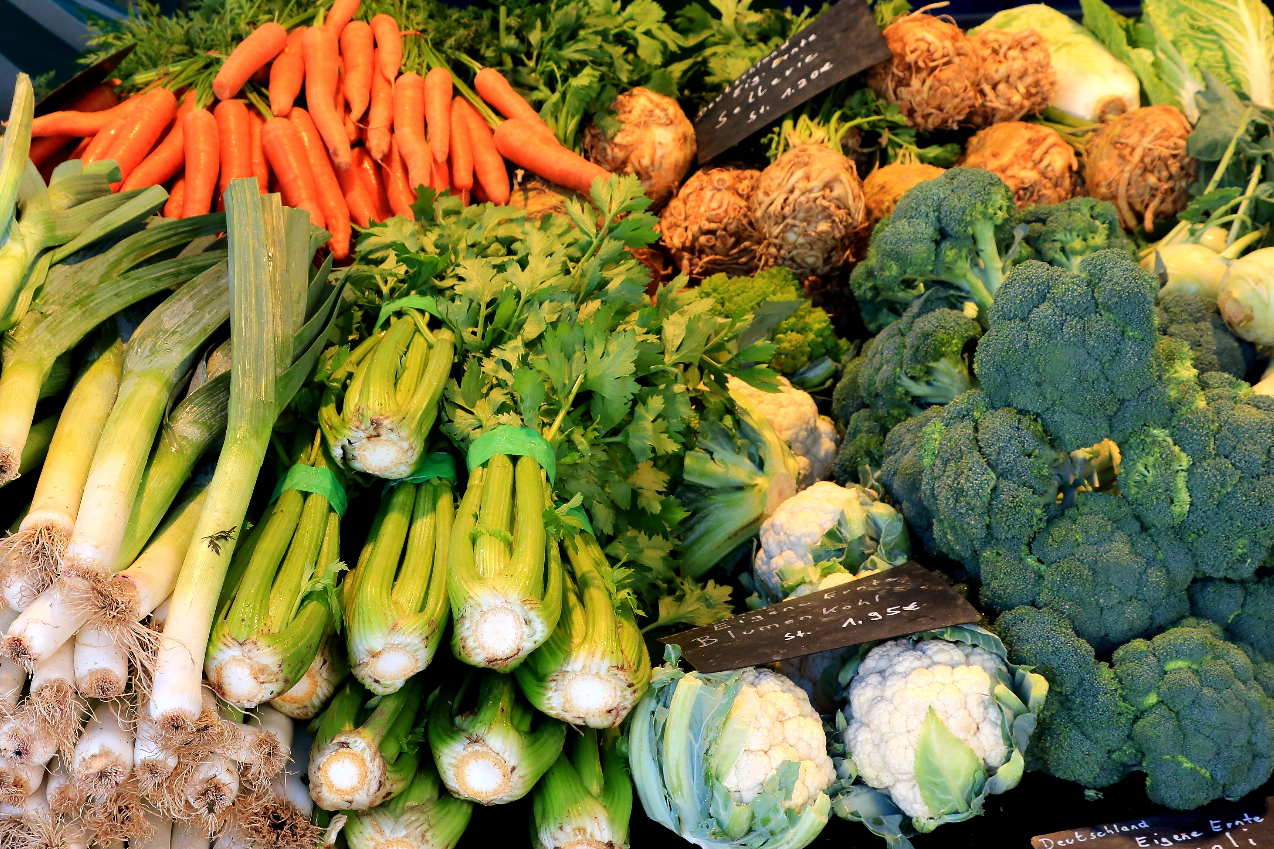 high angle view, sale, root vegetable, cauliflower, food and drink, farmers local market, brokoli, retail display, vegetables, market stall, day, large group of objects, HD Wallpaper