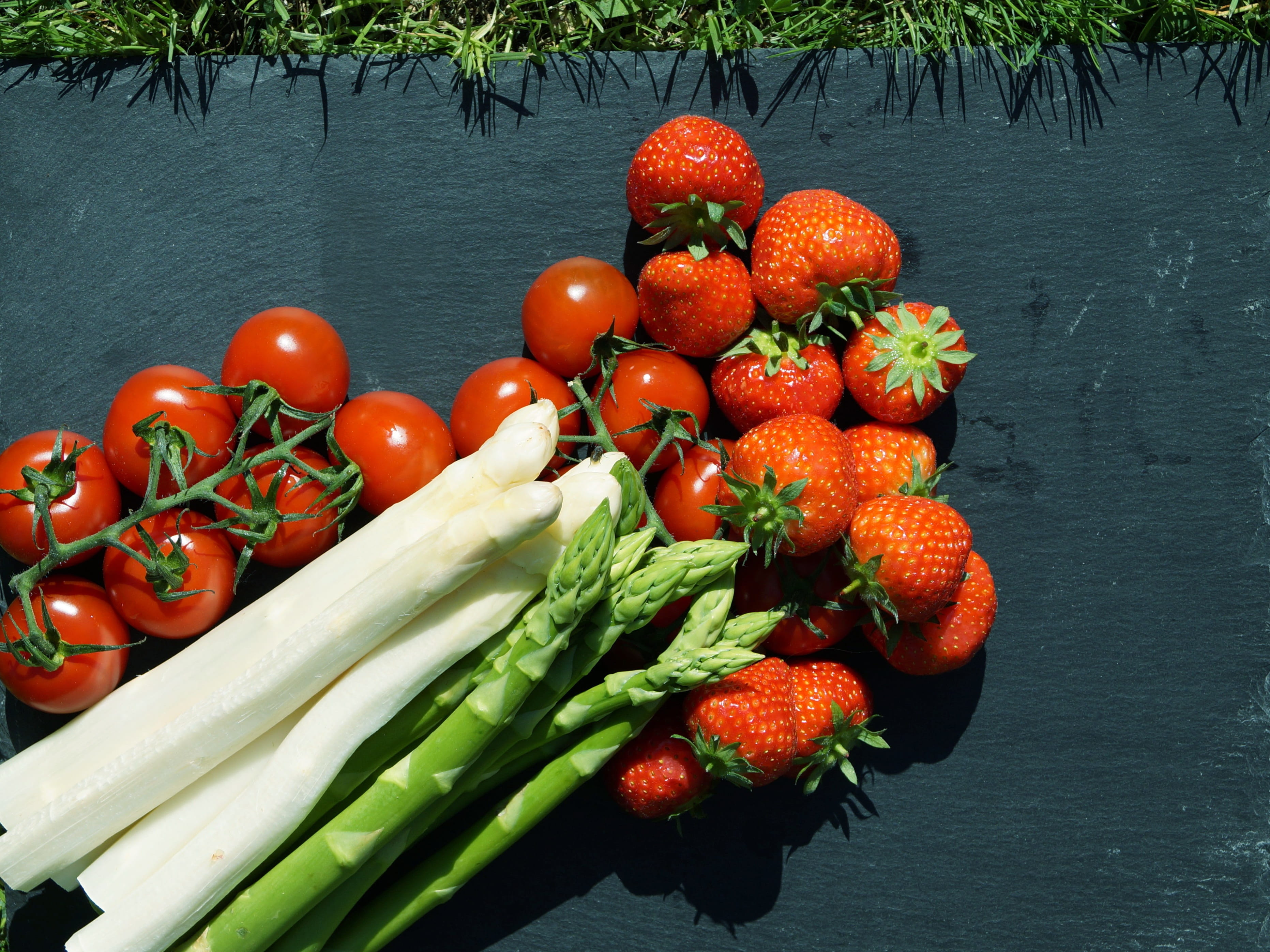 tomato, asparagus time, food and drink, close-up, strawberry, wellbeing, vegetable, healthy eating, vegetable market, eat healthy, green asparagus, white asparagus, HD Wallpaper