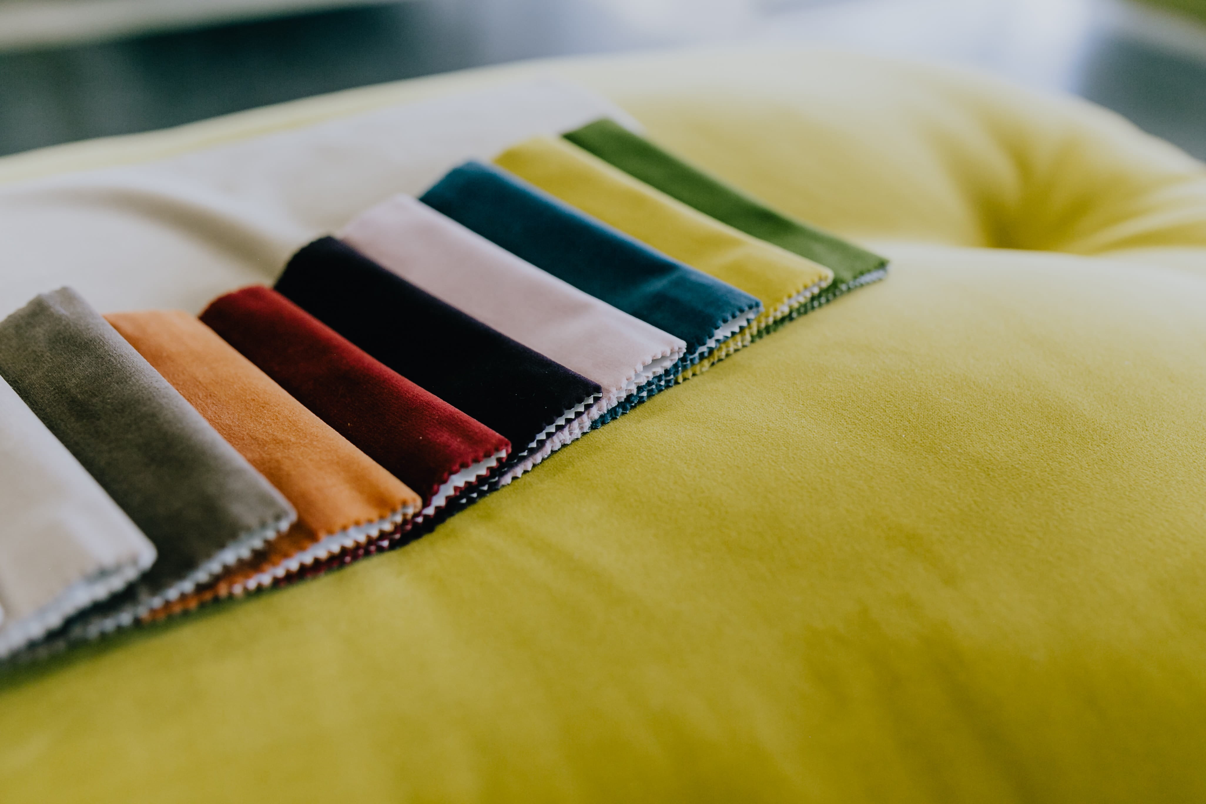 patriotism, sofa, multi colored, no people, saba, furniture, amp, sofas, group of objects, premium, chair, textile, creativity, armchairs, green color, HD Wallpaper