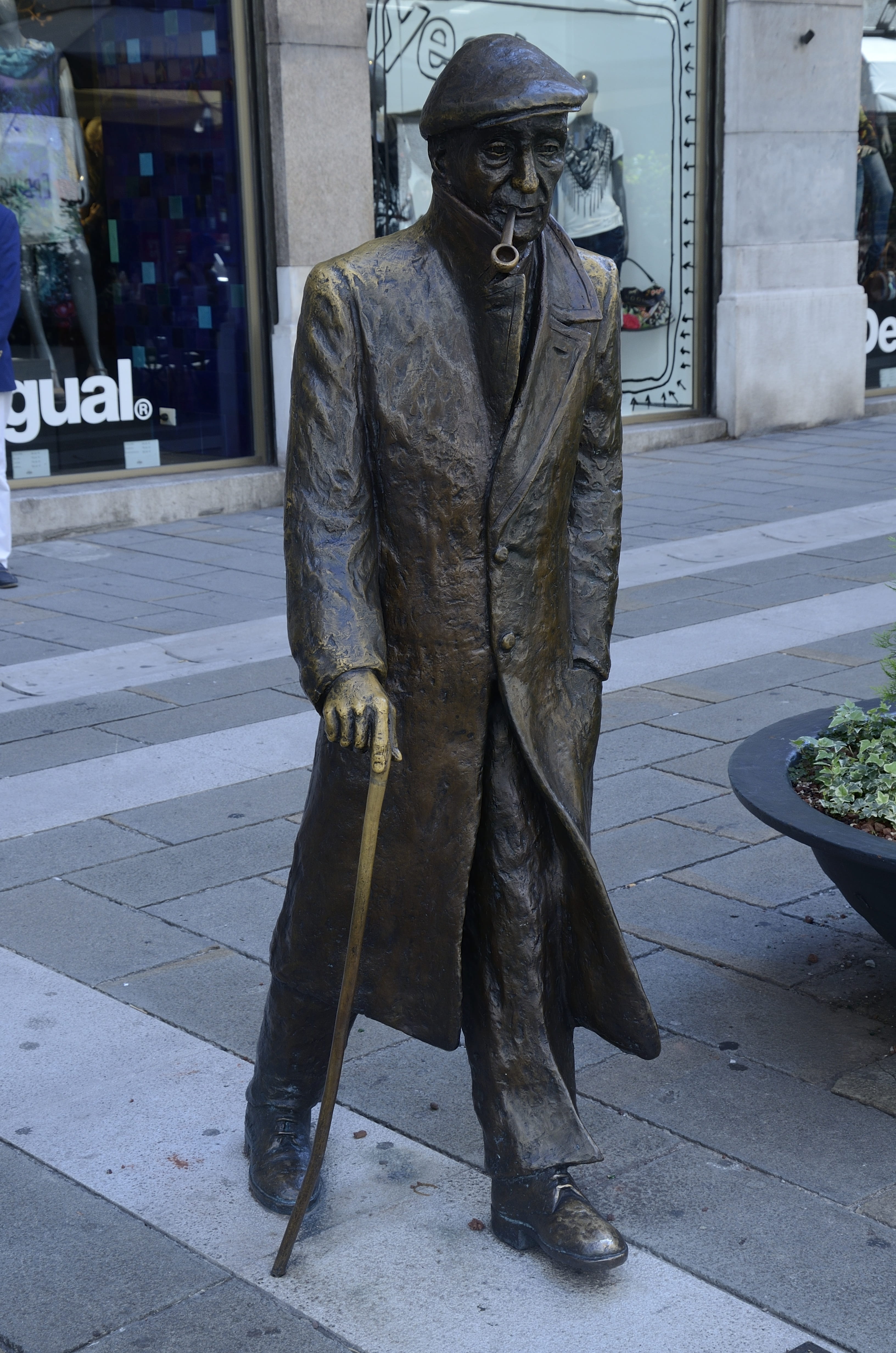full length, men, senior, representation, city, footpath, disguise, architecture, front view, incidental people, stick, 4K, italy, obscured face, mask, Phone HD Wallpaper