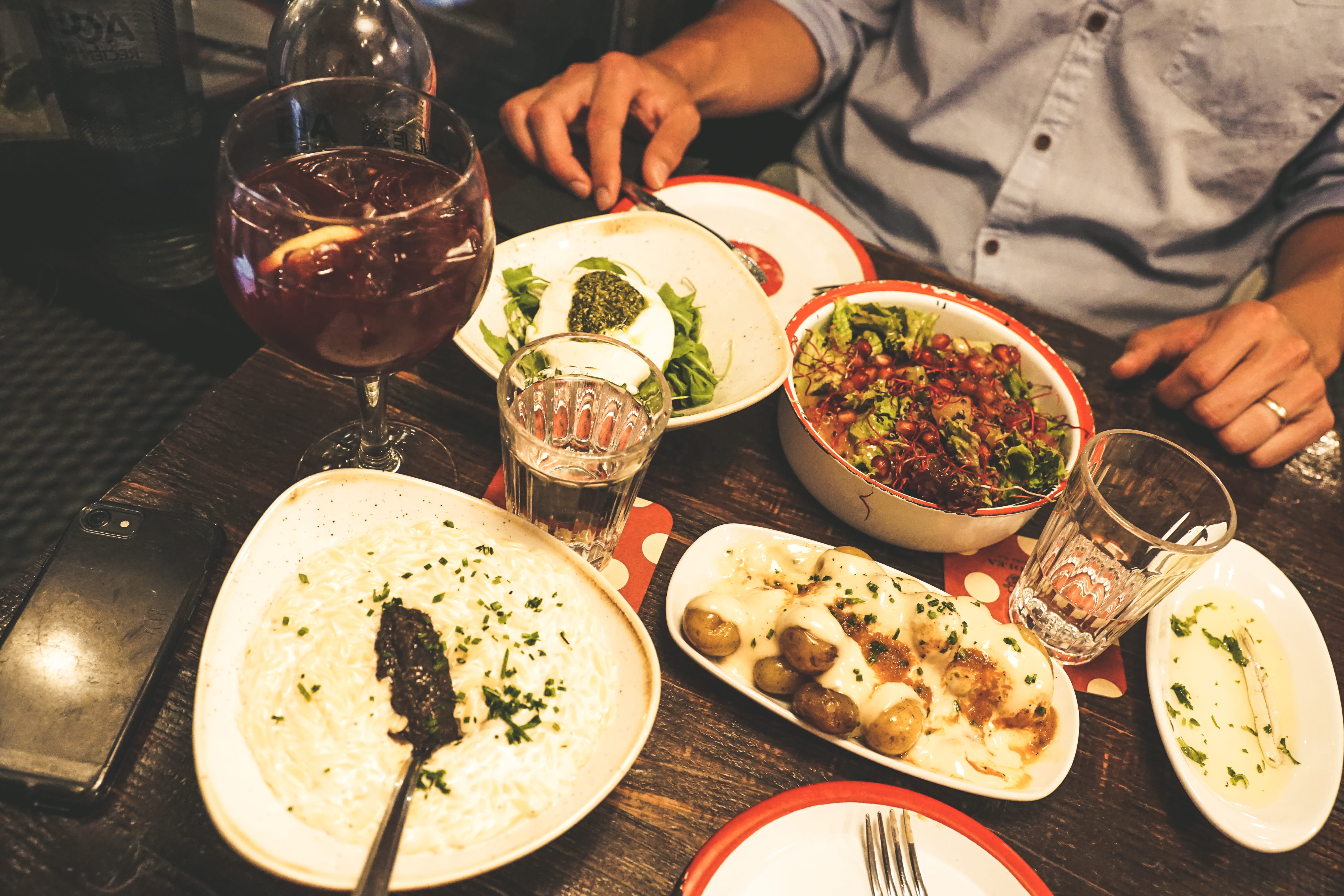 human hand, 5K, ready-to-eat, two people, dining, indoors, table, barcelona, real people, drinking glass, cafe, spain, food, food and drink, household equipment, HD Wallpaper