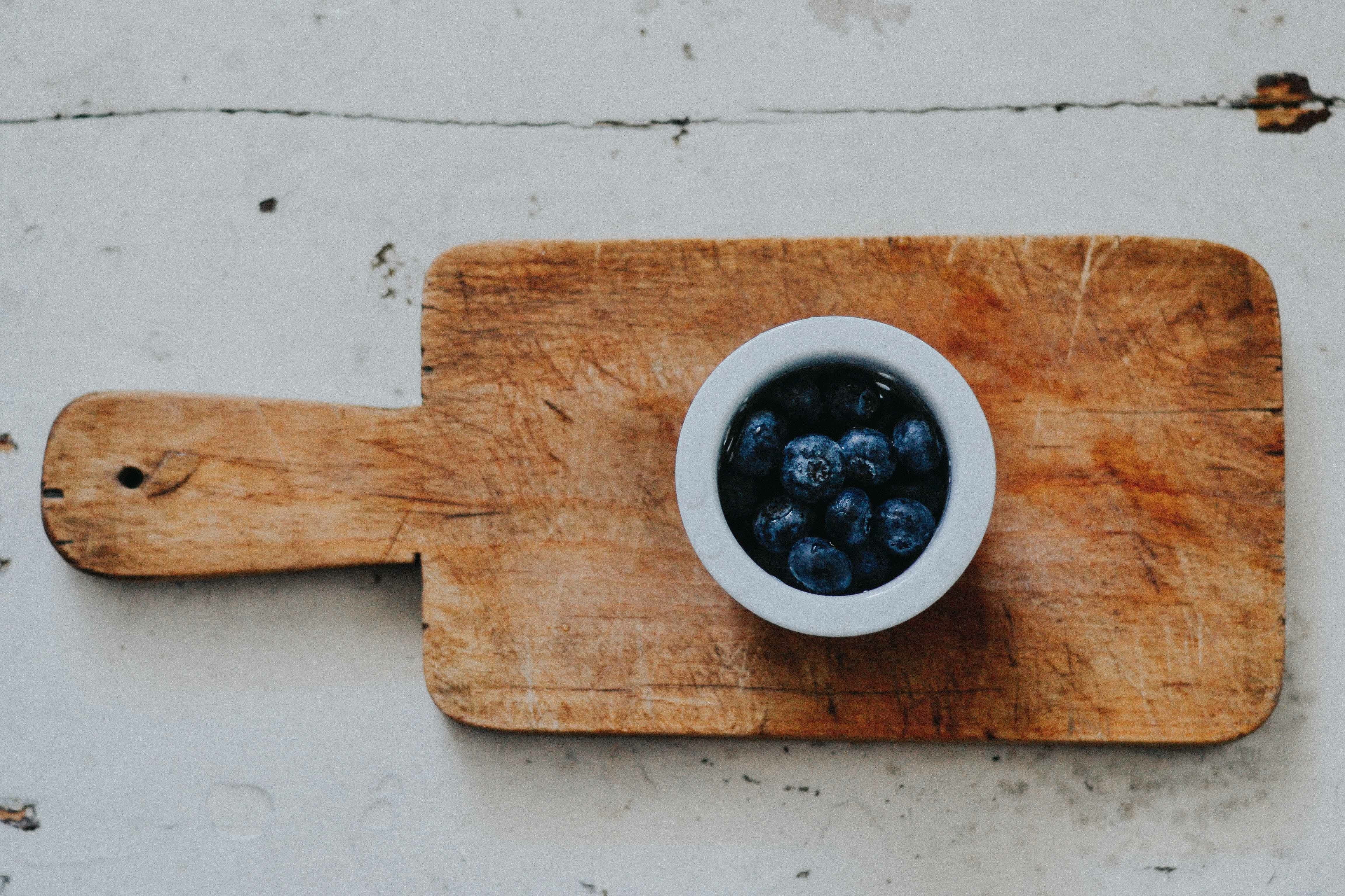berry, 4K, bowl, berry fruit, food, wood, breakfast, still life, blueberry, wood - material, blueberries, wooden, indoors, healthy eating, chopping, wellbeing, HD Wallpaper