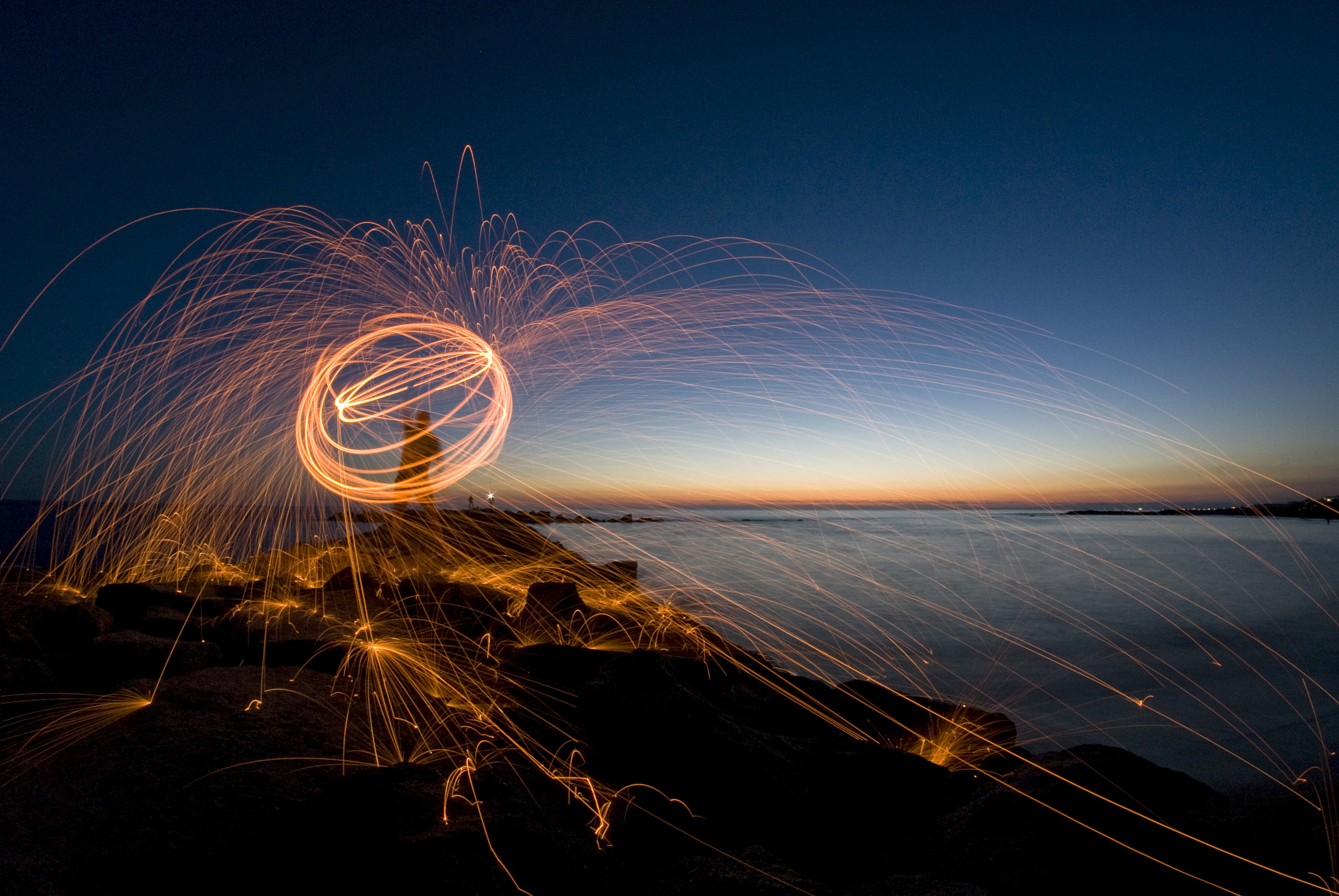 holding, steel wool, Long exposure, shore, sea, Fiumicino, Explored, night, sea shore, glowing, time-lapse, Lunga, acciaio, lapilli, tramonto, Light painting, HD Wallpaper