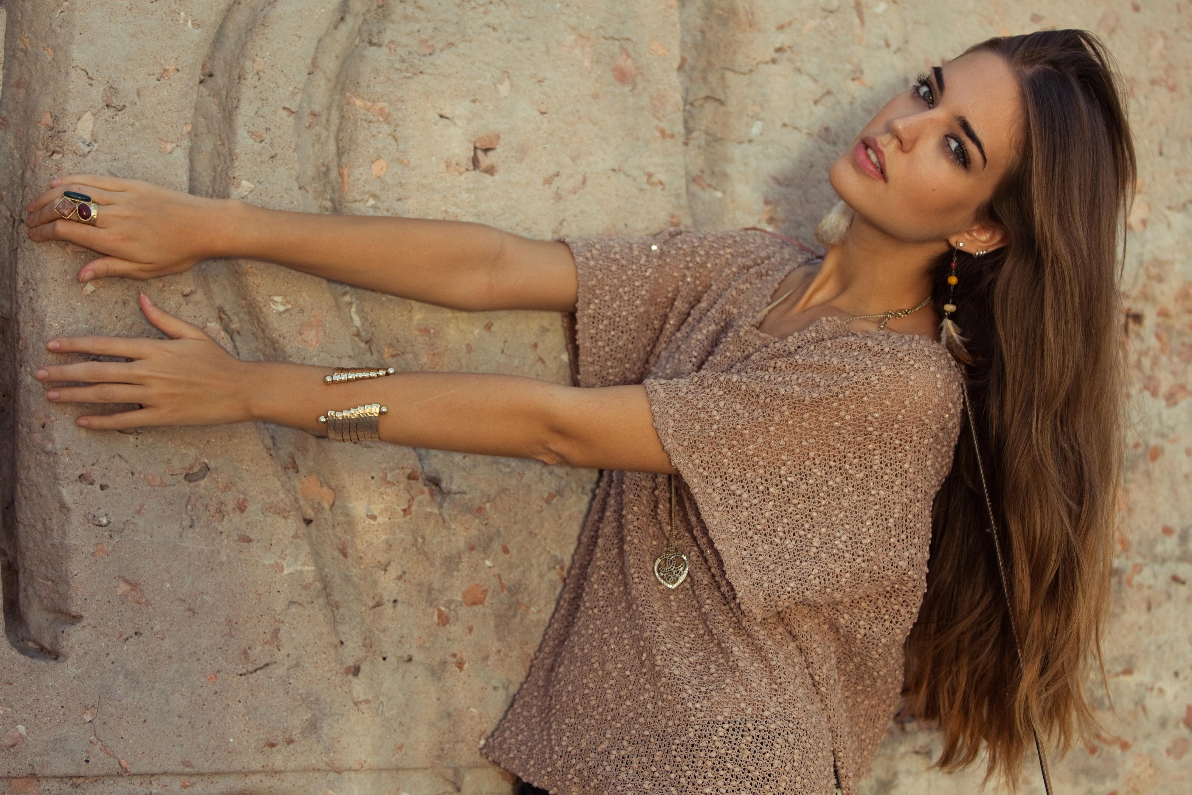 wall - building feature, hair, long hair, contemplation, young women, real people, portrait, clara alonso, beautiful woman, young adult, adult, beauty, HD Wallpaper