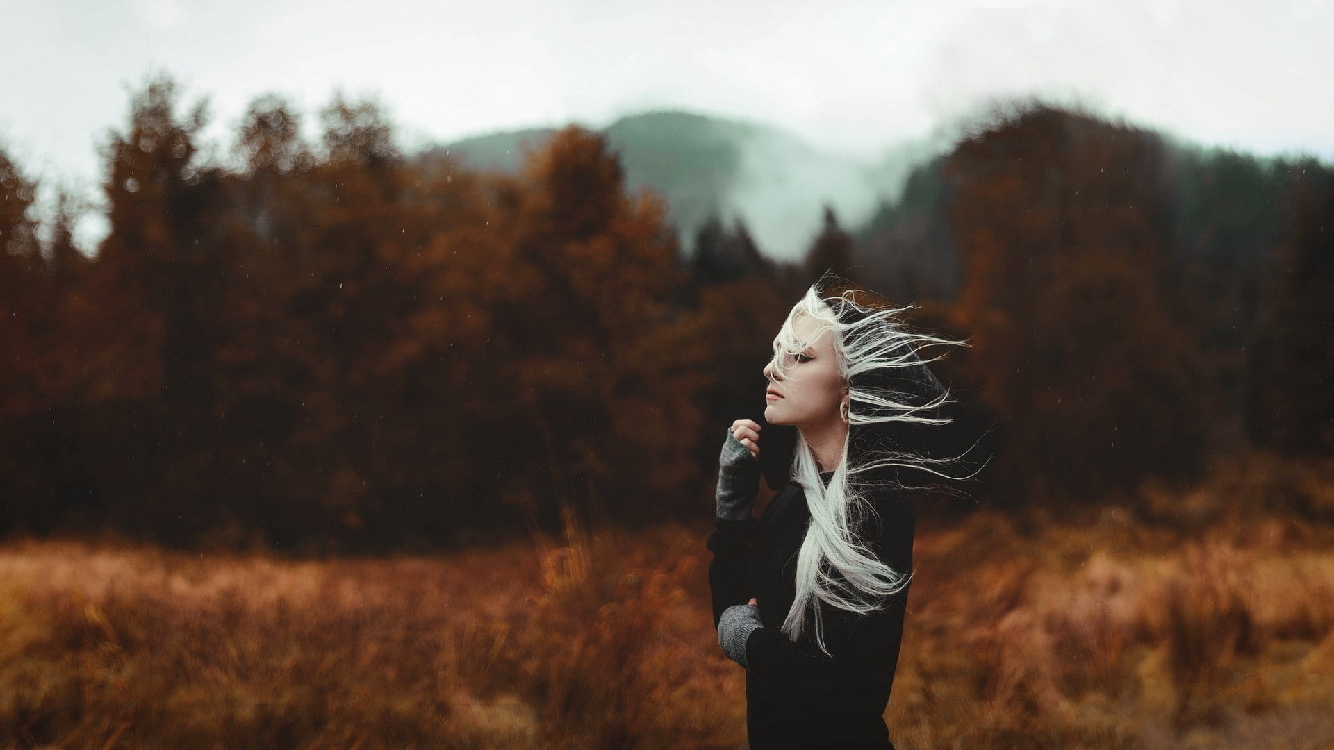 women outdoors, windy, women, hoods, Ash blonde, black clothing, 1080P, blonde, HD Wallpaper