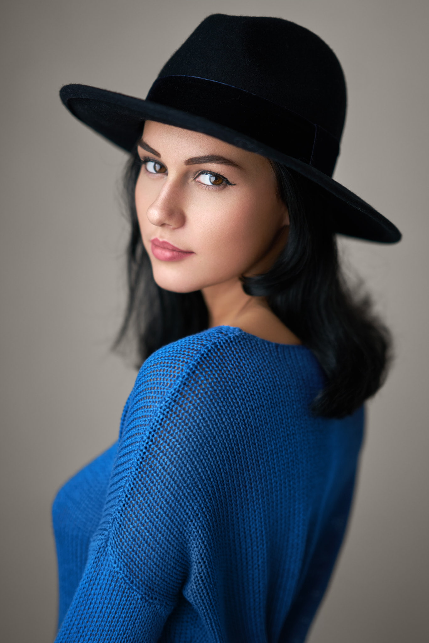 hairstyle, hat, waist up, indoors, colored background, Soňa Machyňáková, beautiful woman, one person, hair, black hair, portrait, clothing, looking at camera, Phone HD Wallpaper