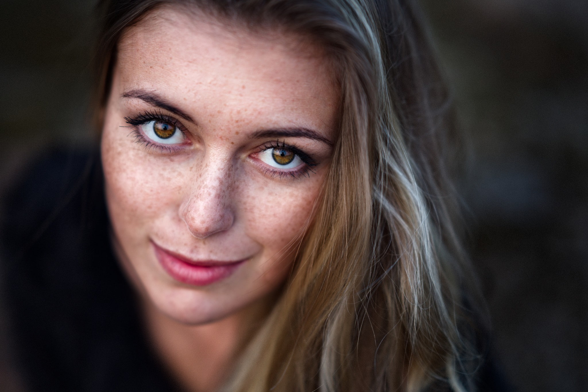 depth of field, women, Milan R, long hair, model, portrait, looking at viewer, 1080P, freckles, blonde, face, eyes, HD Wallpaper