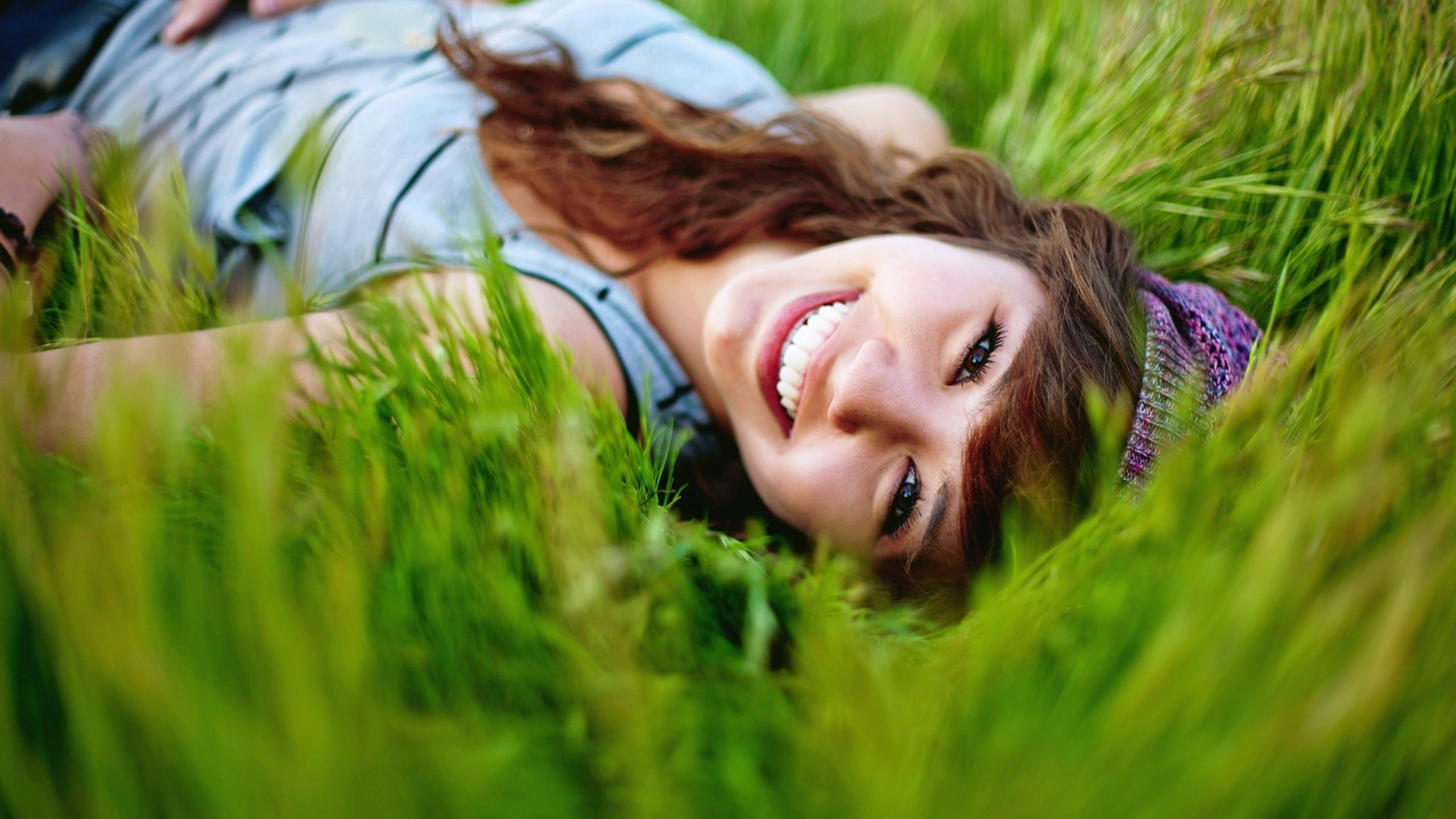 selective focus, recreational Pursuit, brown Hair, gray, resting, tank, hairstyle, one Person, cute, one Woman Only, girl, lying Down, freedom, lifestyles, HD Wallpaper