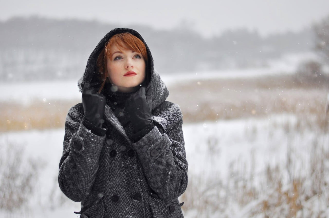 redhead, winter, standing, 720P, coat, extreme weather, rain, contemplation, snow, snowing, beauty, hood - clothing, outdoors, portrait, one person, beautiful woman, HD Wallpaper