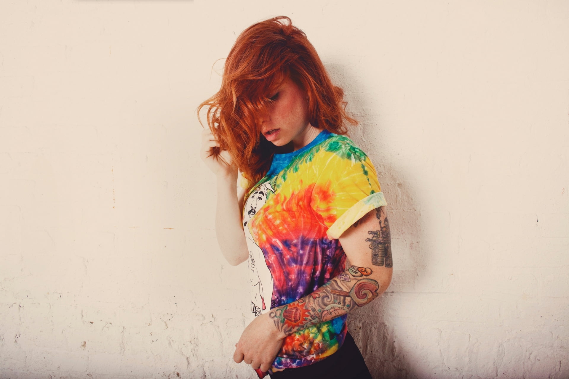 touching hair, 1080P, open mouth, tattoo sleeve, caressing, tattoo, model, redhead, simple background, T-shirt, Hattie Watson, HD Wallpaper