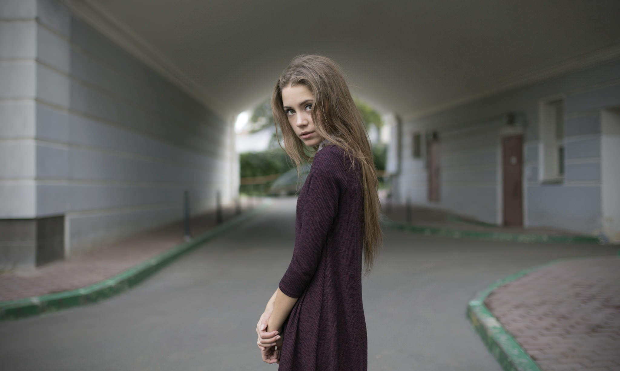 outdoors, young women, casual clothing, lifestyles, standing, 1080P, one person, hair, adult, architecture, architectural column, warm clothing, focus on foreground, HD Wallpaper