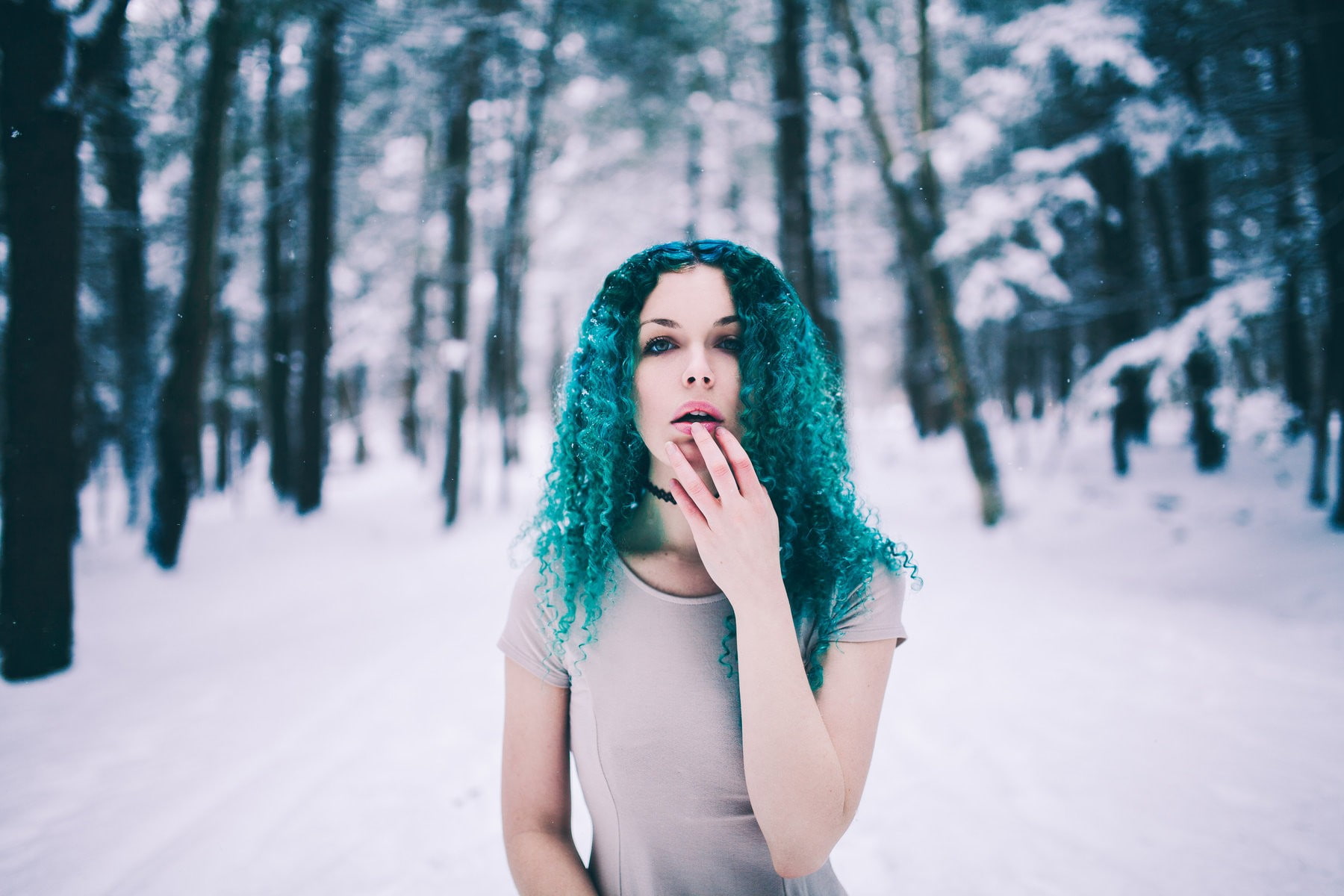 choker, Savannah Daras, standing, winter, front view, forest, real people, portrait, collars, 720P, contemplation, curly hair, young women, one person, HD Wallpaper