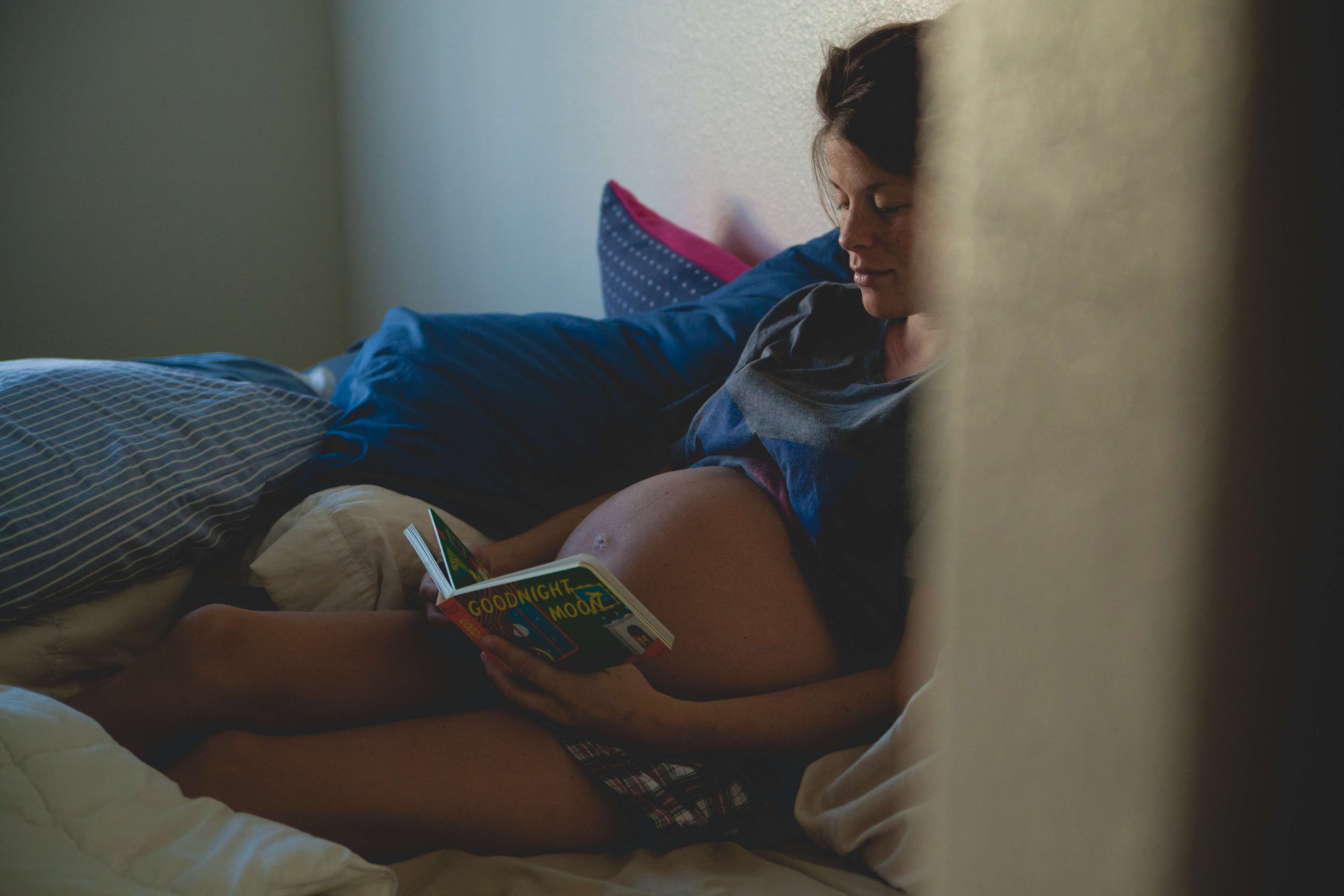 one person, lifestyles, technology, pregnancy, using phone, furniture, belly, mother, bed, mom, reading, leisure activity, wireless technology, bump, holding, HD Wallpaper
