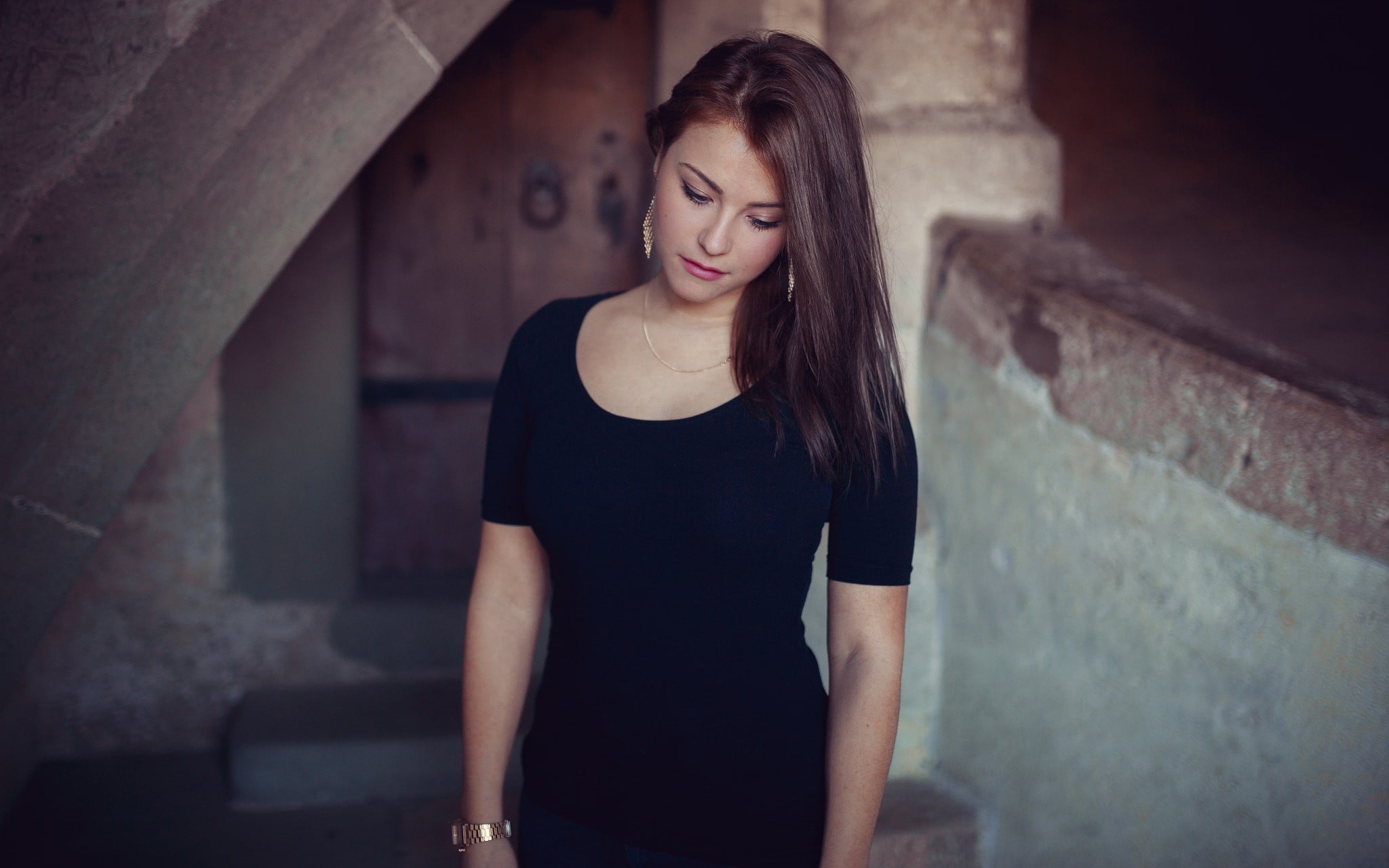 focus on foreground, young adult, front view, women, looking at camera, teenager, beauty, smiling, lifestyles, DAVALI Photography, real people, casual clothing, HD Wallpaper