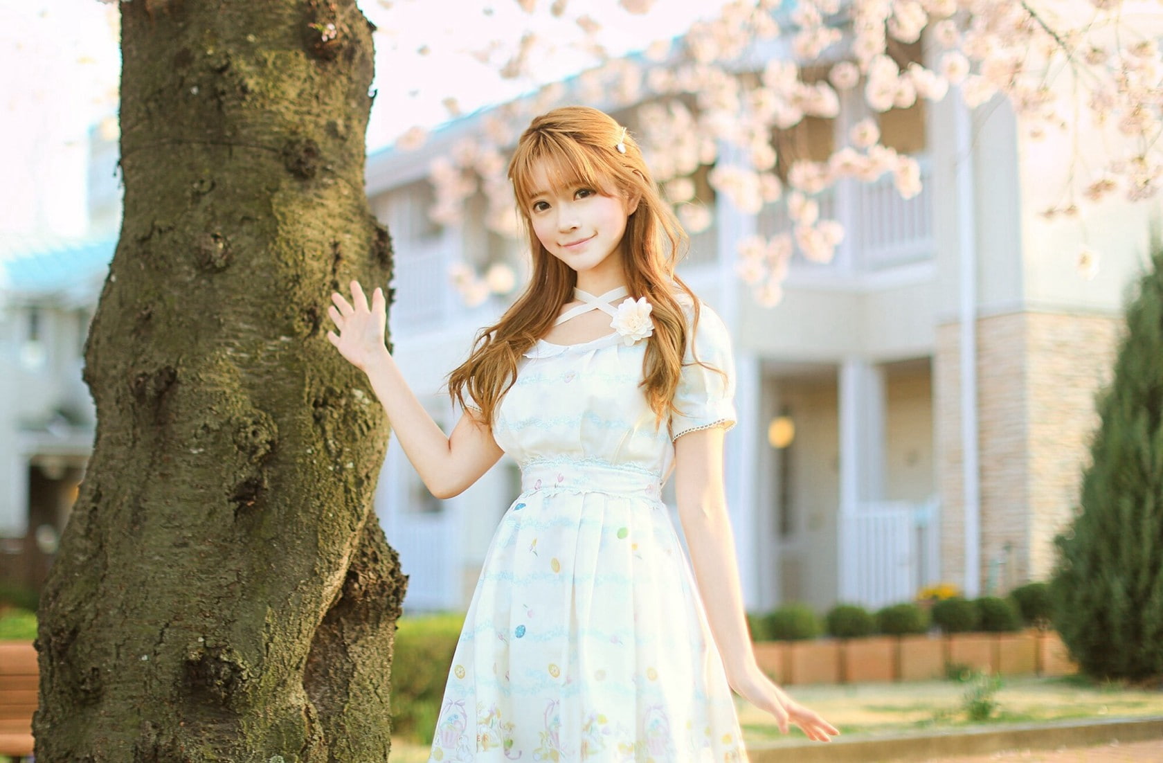 outdoors, blonde, Yurisa Chan, model, 720P, trunk, hair, standing, women outdoors, tree trunk, nature, happiness, looking at camera, hairstyle, tree, brown eyes, HD Wallpaper